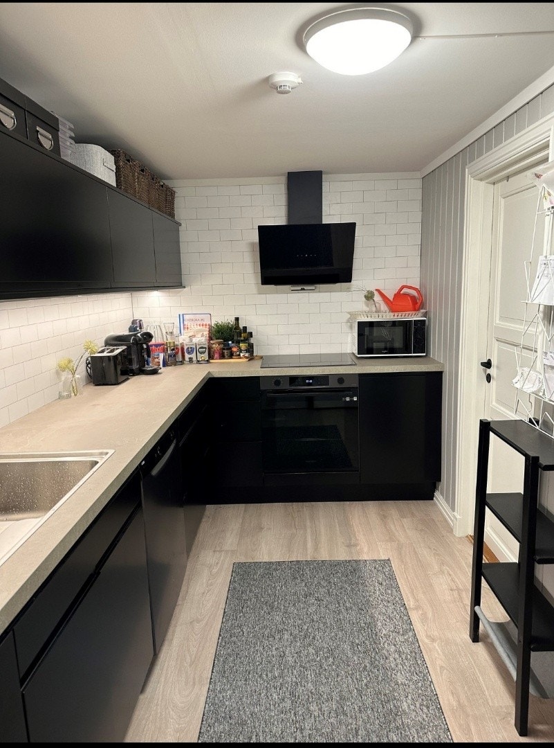 Lekkert, moderne kjøkken med oppvaskmaskin, komfyr og steketopp. Galleribilde