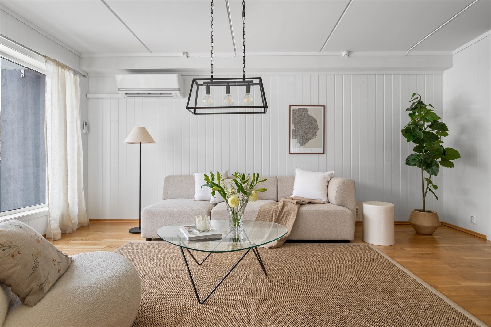 Stuen har flere store vindusflater, så her får du rikelig med naturlig lysinnslipp inn Galleribilde