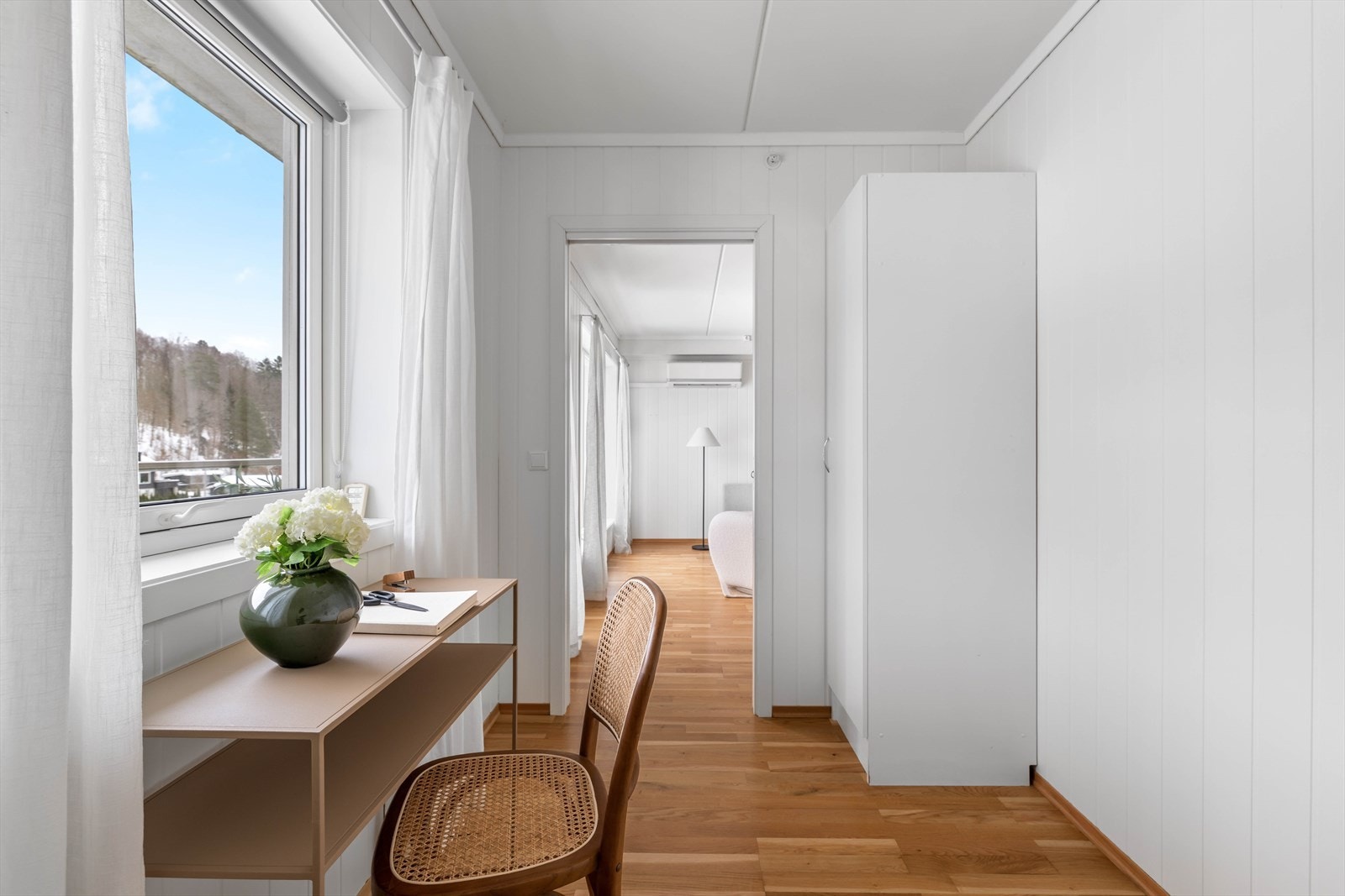Det er god plass til seng, pult og garderobeskap Galleribilde