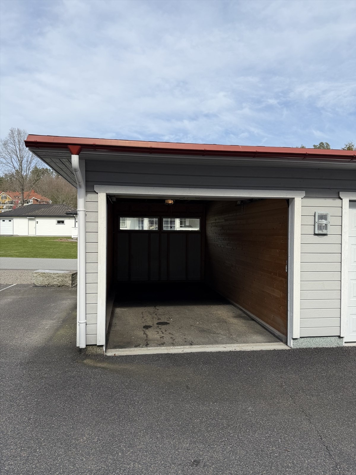 Garasjen er en type "endegarasje" med godt om plass til en bil, men også noe lagring av feks. dekk. Galleribilde