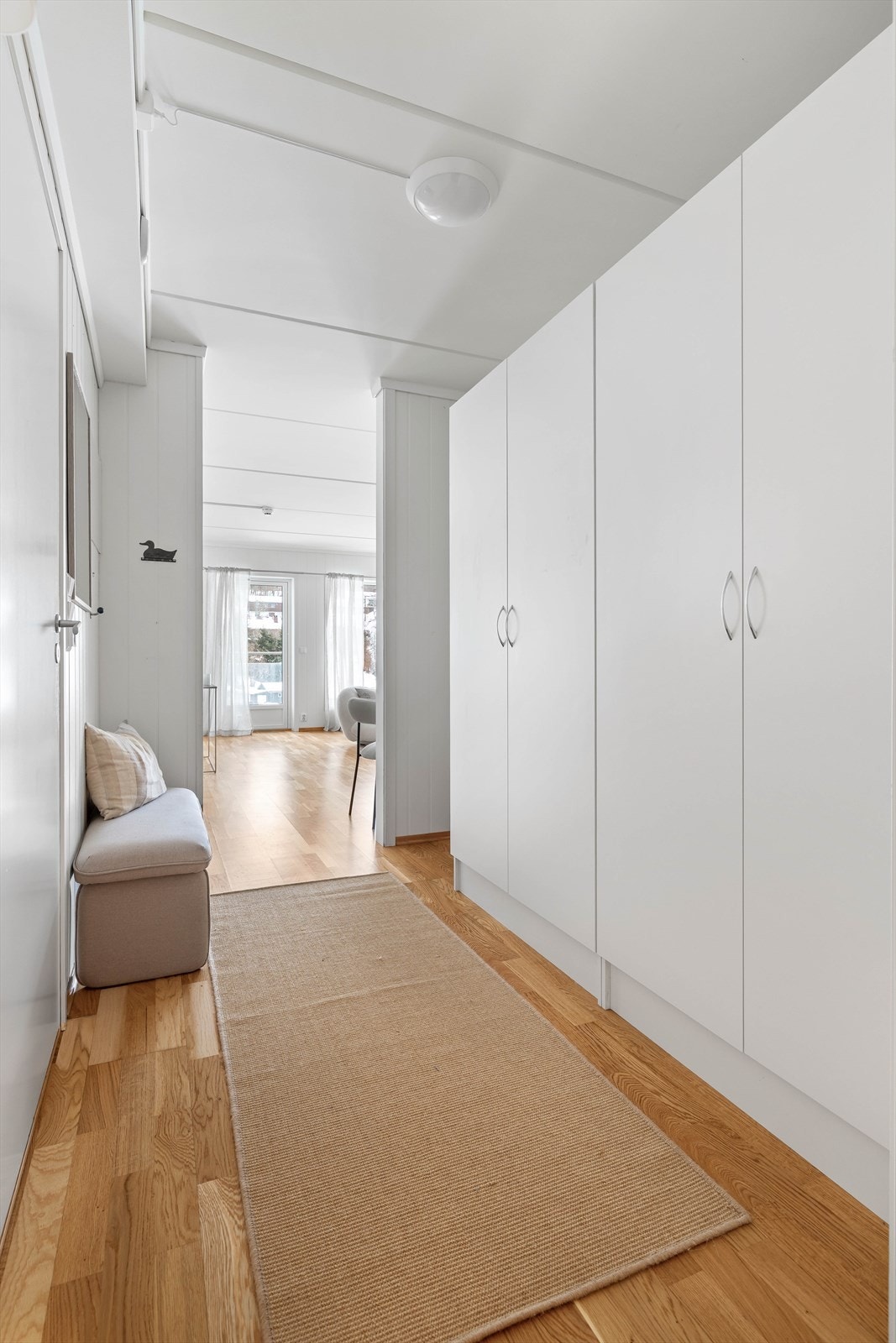 Her har du god plass til å henge fra deg jakker og sette fra deg sko Galleribilde