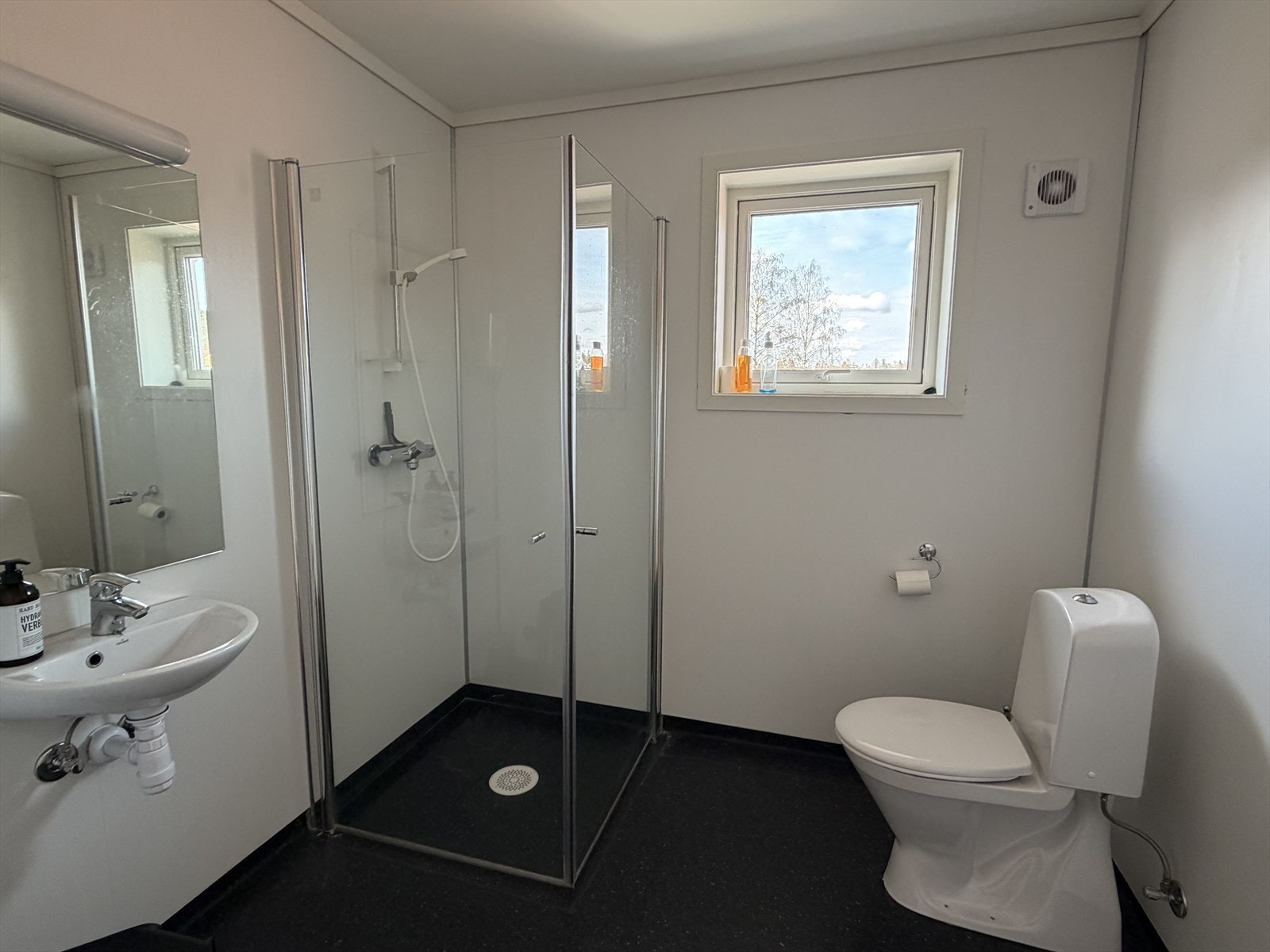 Badet i gjesteleiligheten Galleribilde