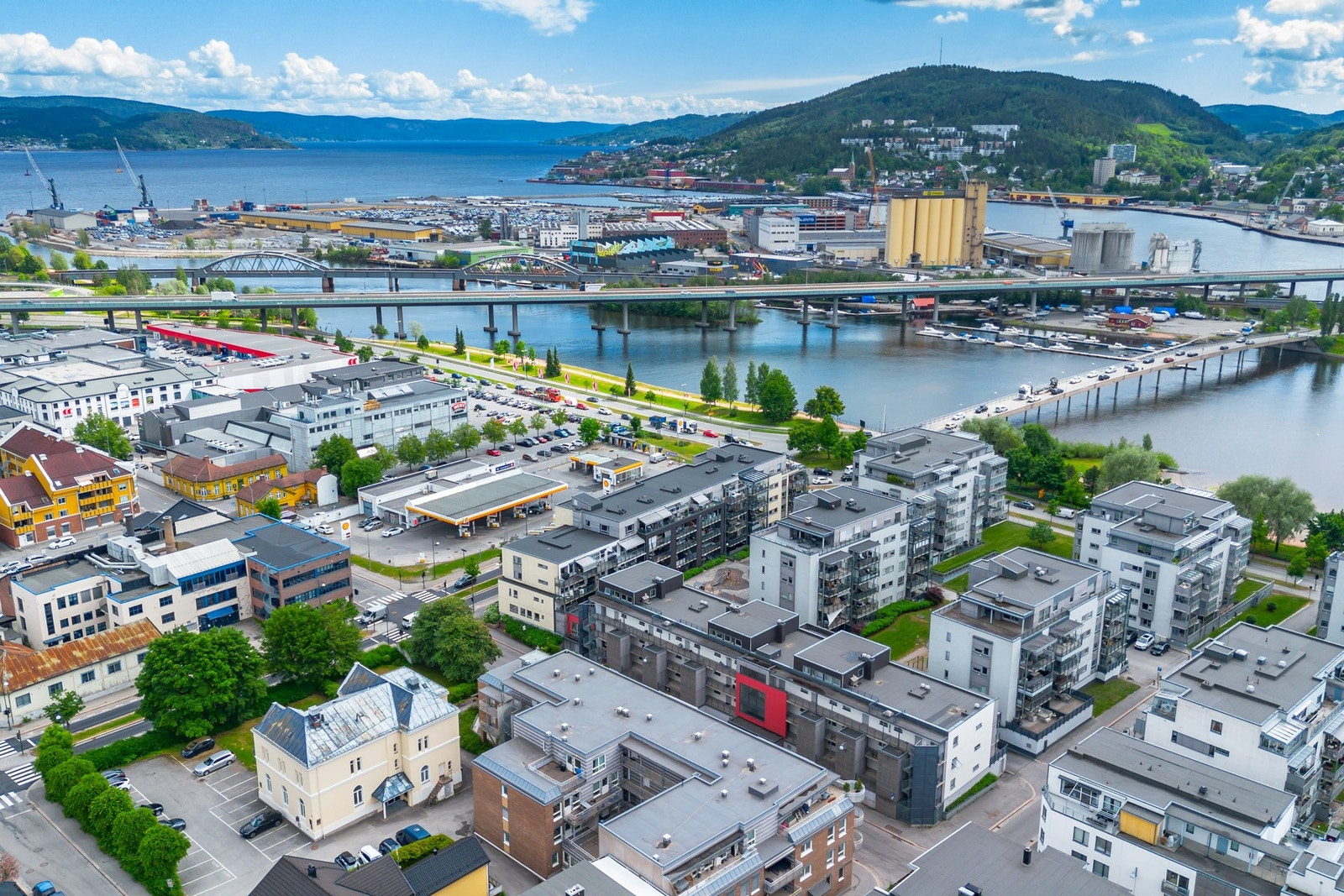 Like ved eiendommen finner du CC Kjøpesenter, treningssenter, ulike helsetilbud og spisesteder. Bussen stopper i gata utenfor og det tar under et kvarter å gå til Brakerøya jernbanestasjon og nye Drammen sykehus. Galleribilde
