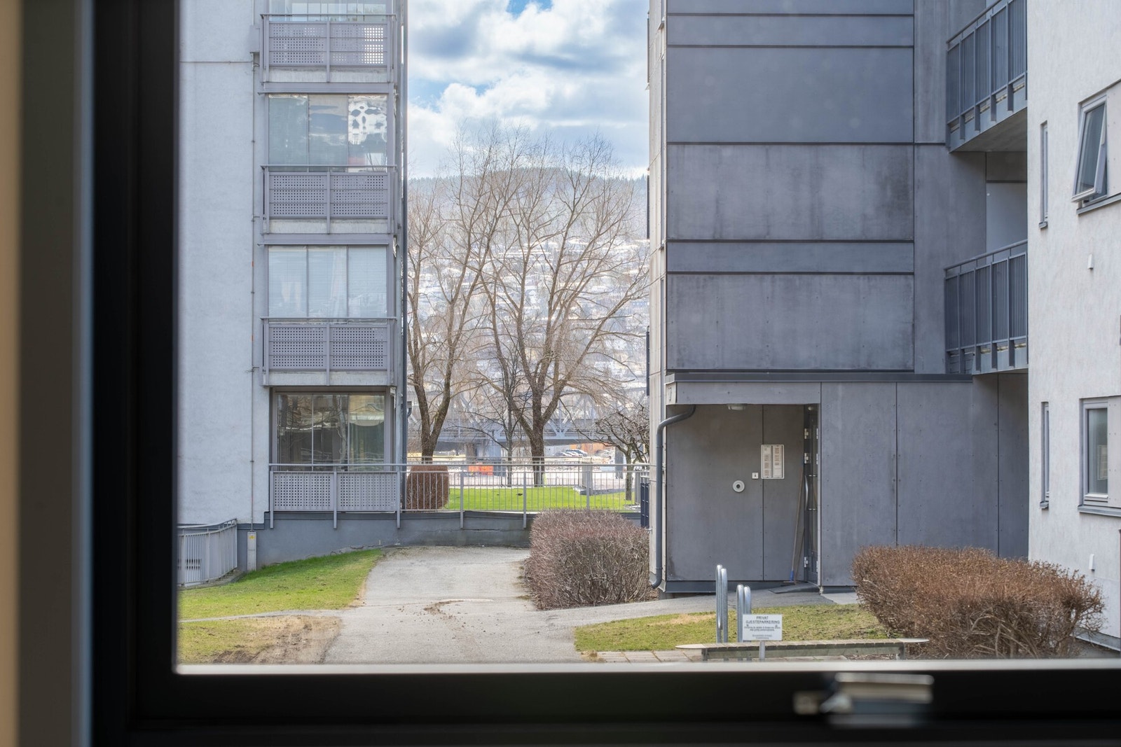Fra soveromsvinduet kan man se ned på flotte Drammenselva. Galleribilde