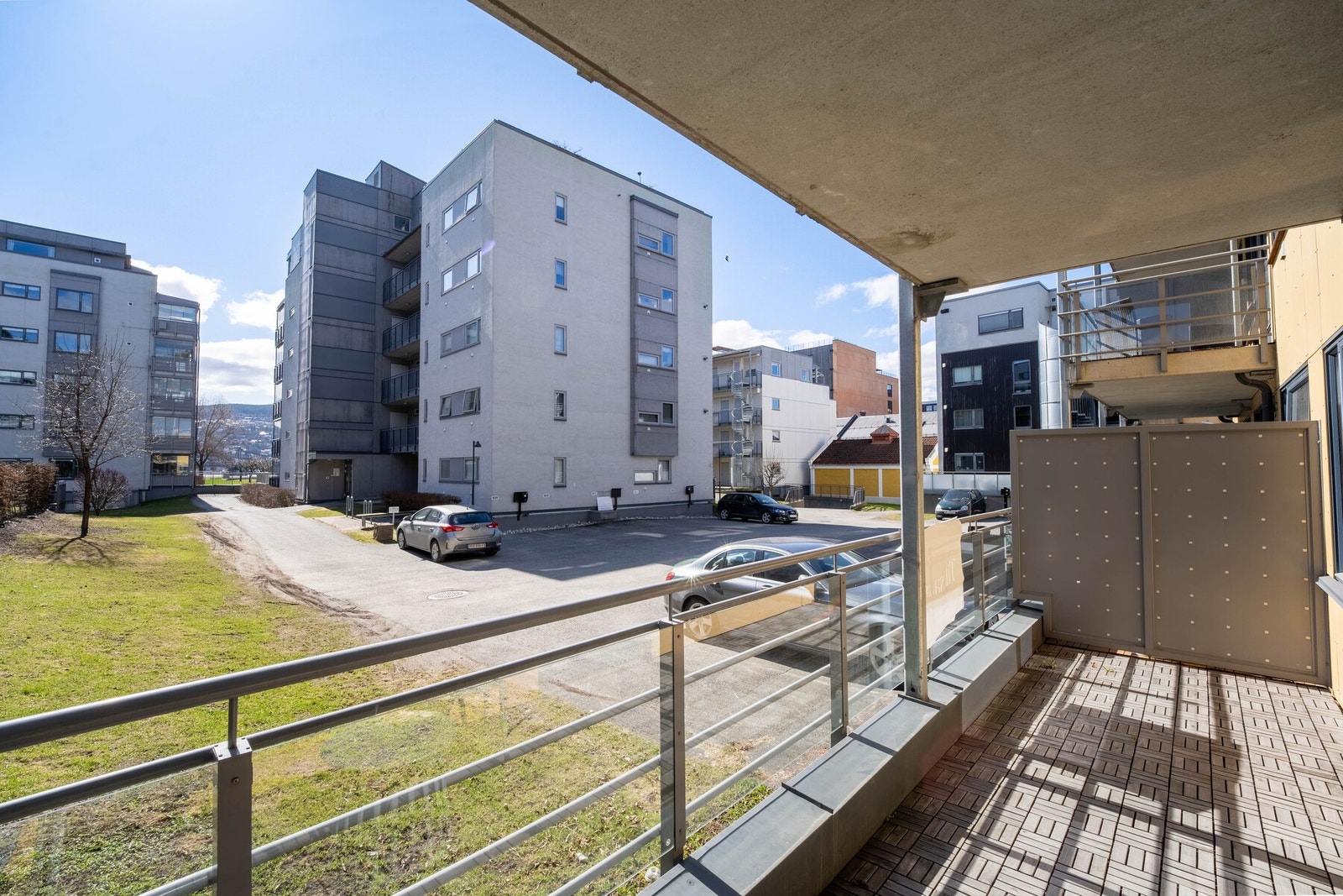 Fra stuen er det direkte utgang til balkongen, noe som gir en fin forlengelse av oppholdsrommet i sommerhalvåret. Galleribilde