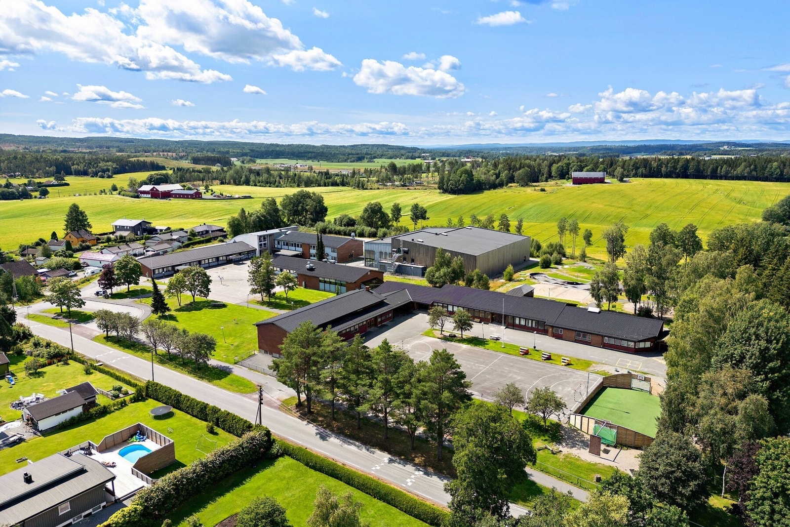 Skolen er like ved Galleribilde