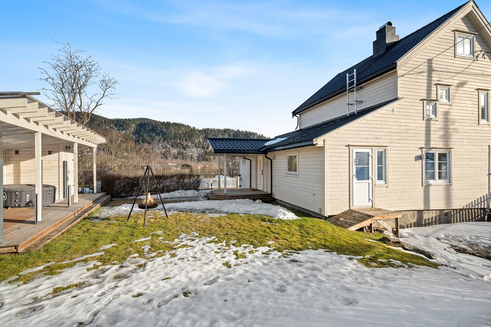 Eiendommen ligger i et sentralt og barnevennlig boligområde på Hovin i Melhus kommune. Galleribilde