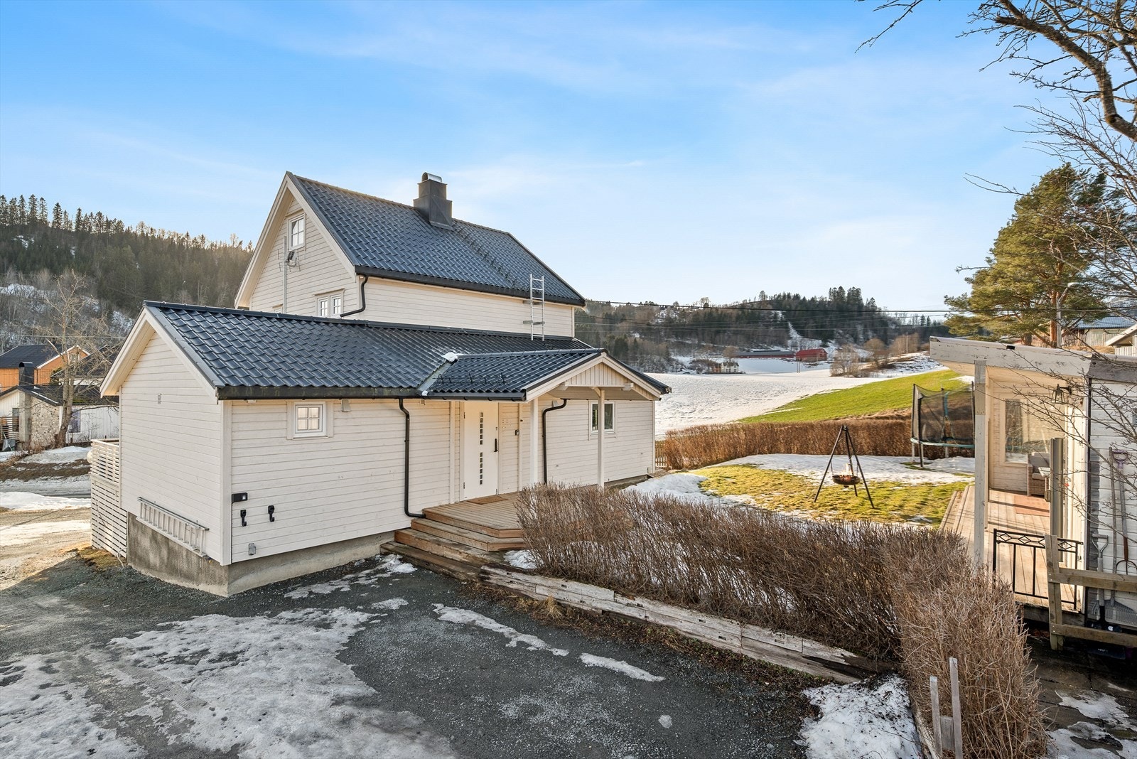 Velkommen til Krogstadvegen 46 - en romslig, pen og velholdt enebolig. Foto: Jon Kristian Haukdal. Galleribilde