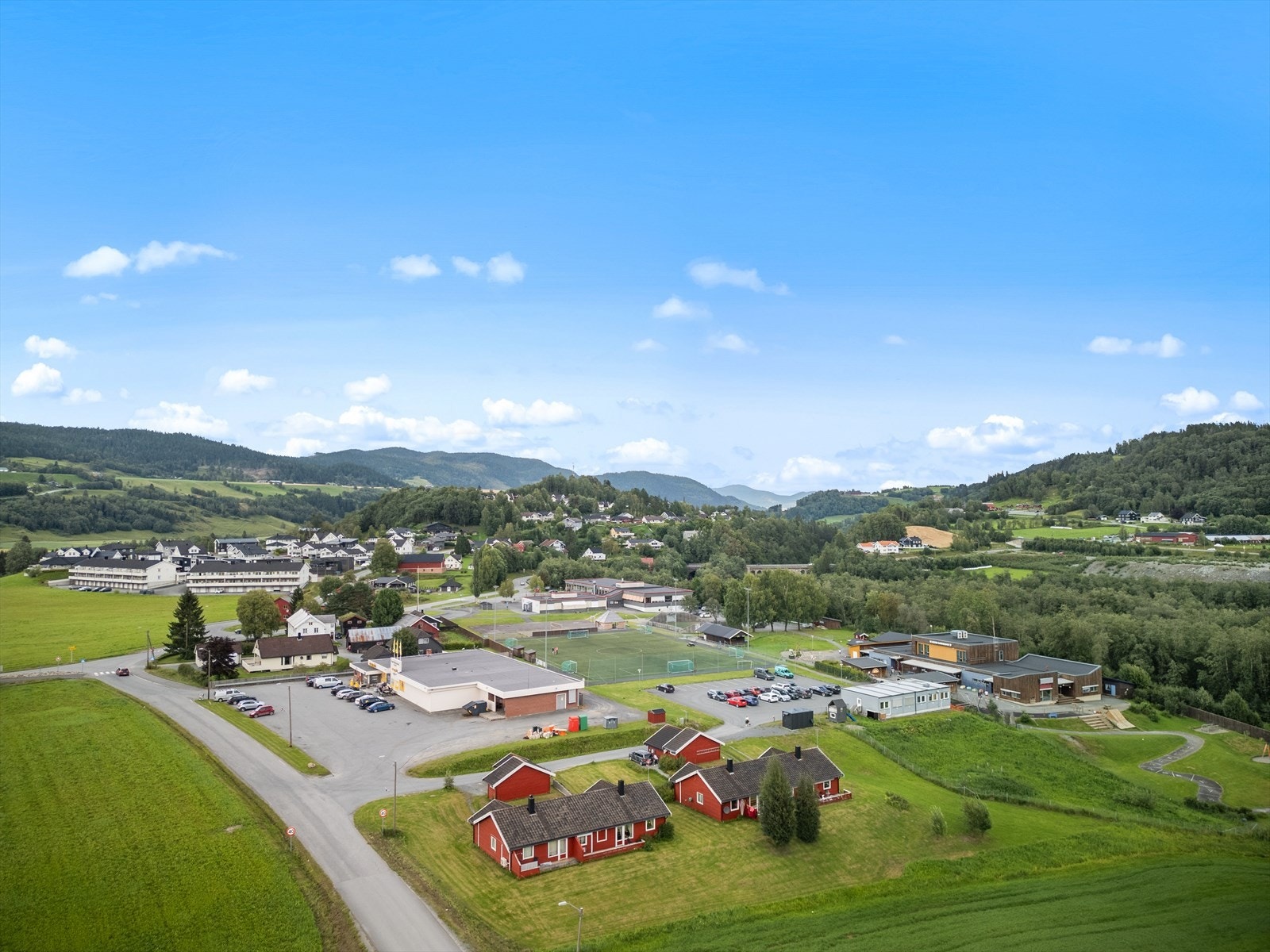 Fra boligen er det ca. 15 minutters gange til Hovin barneskole og barnehage Galleribilde