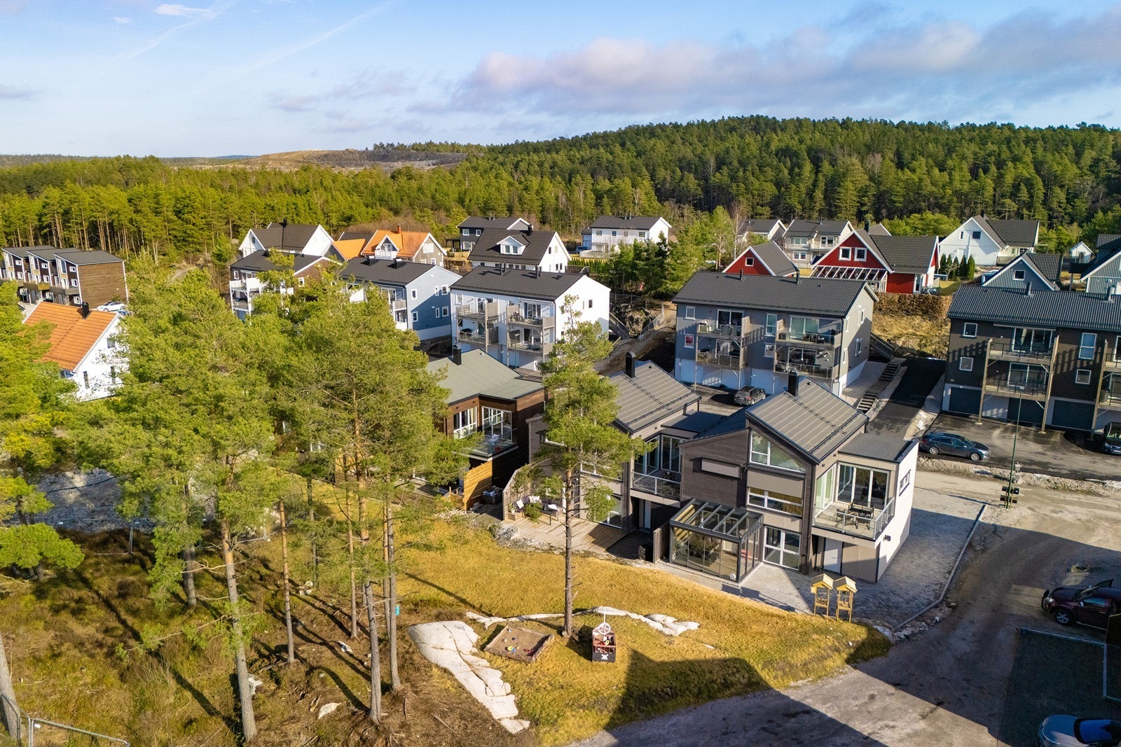 Vil man på utflukt er Feltspat gruvene og Fugleleiken populære steder med bålplass og familievennlig stier helt frem. Galleribilde