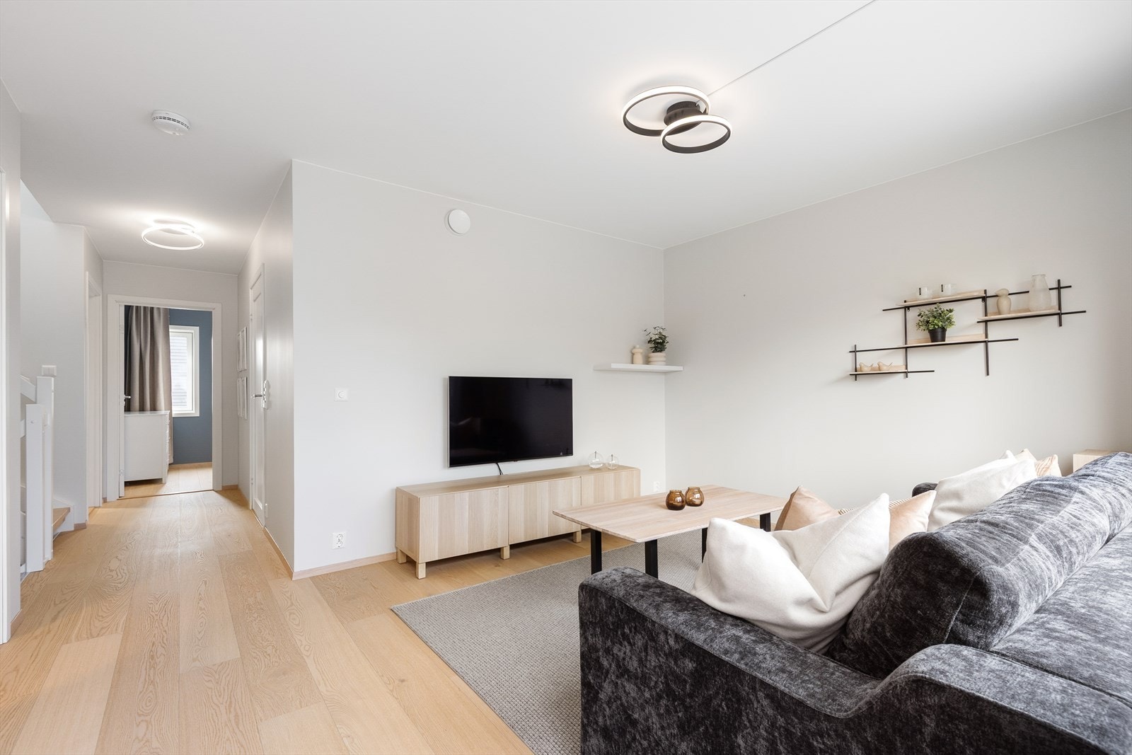 I boligens 2. etasje er det blant annet tre soverom, bad og en hyggelig stue. Grenland Boligbyggelag opplyser at borettslagets kabel-tv og internett leveres av Viken Fiber AS og er inkludert i felleskostnadene. Galleribilde