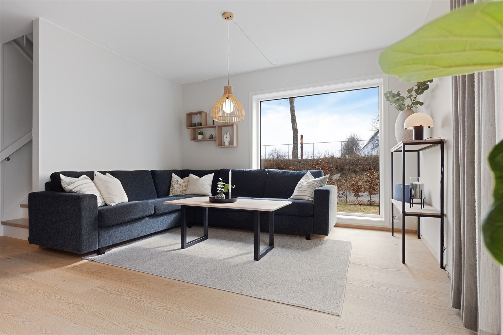 Stuen er lys og pen, og har store vindusflater som slipper godt med naturlig lys inn. Galleribilde