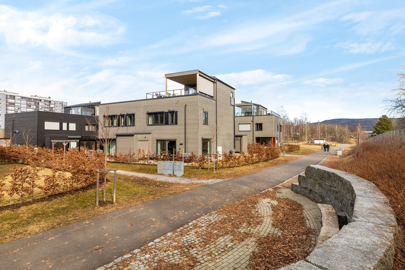 Fra boligfeltet er det flotte turområder med gang- og sykkelsti til Lundedalen og Bakkestranda. Galleribilde