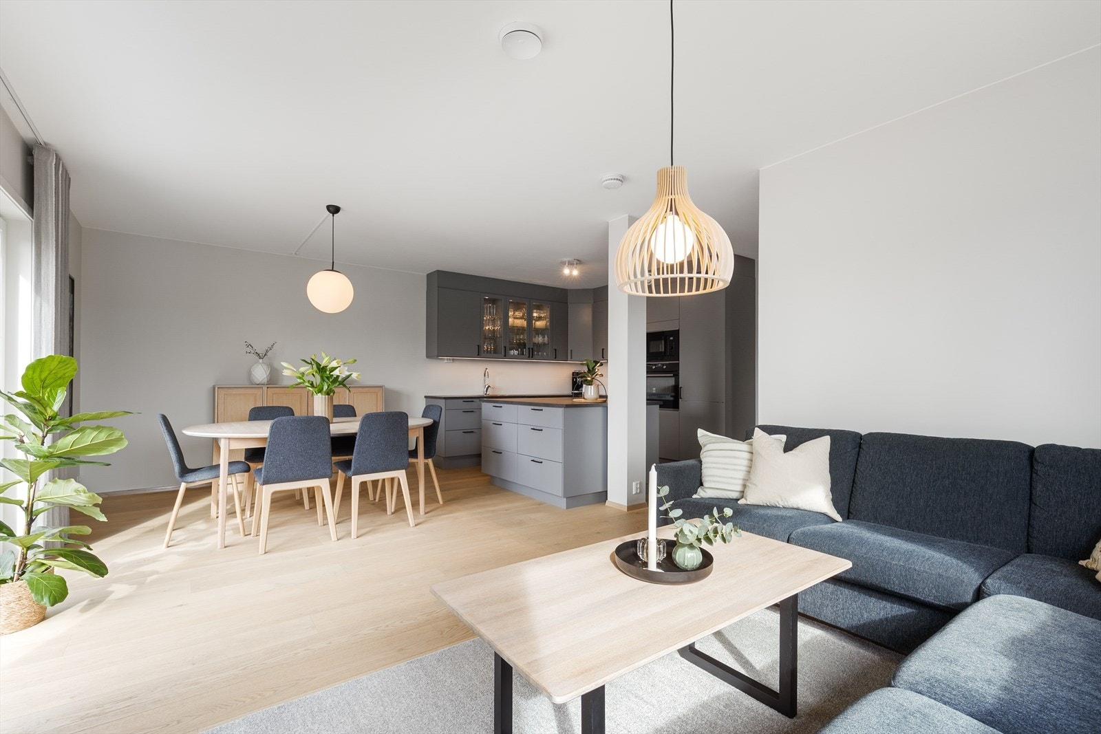 Boligen fremstår som en moderne og lekker del av tomannsbolig fra 2023 med pene, gjennomgående overflater og god planløsning. Det er parkett, flis og belegg på gulv, og malte flater på vegger i store deler av boligen. Galleribilde
