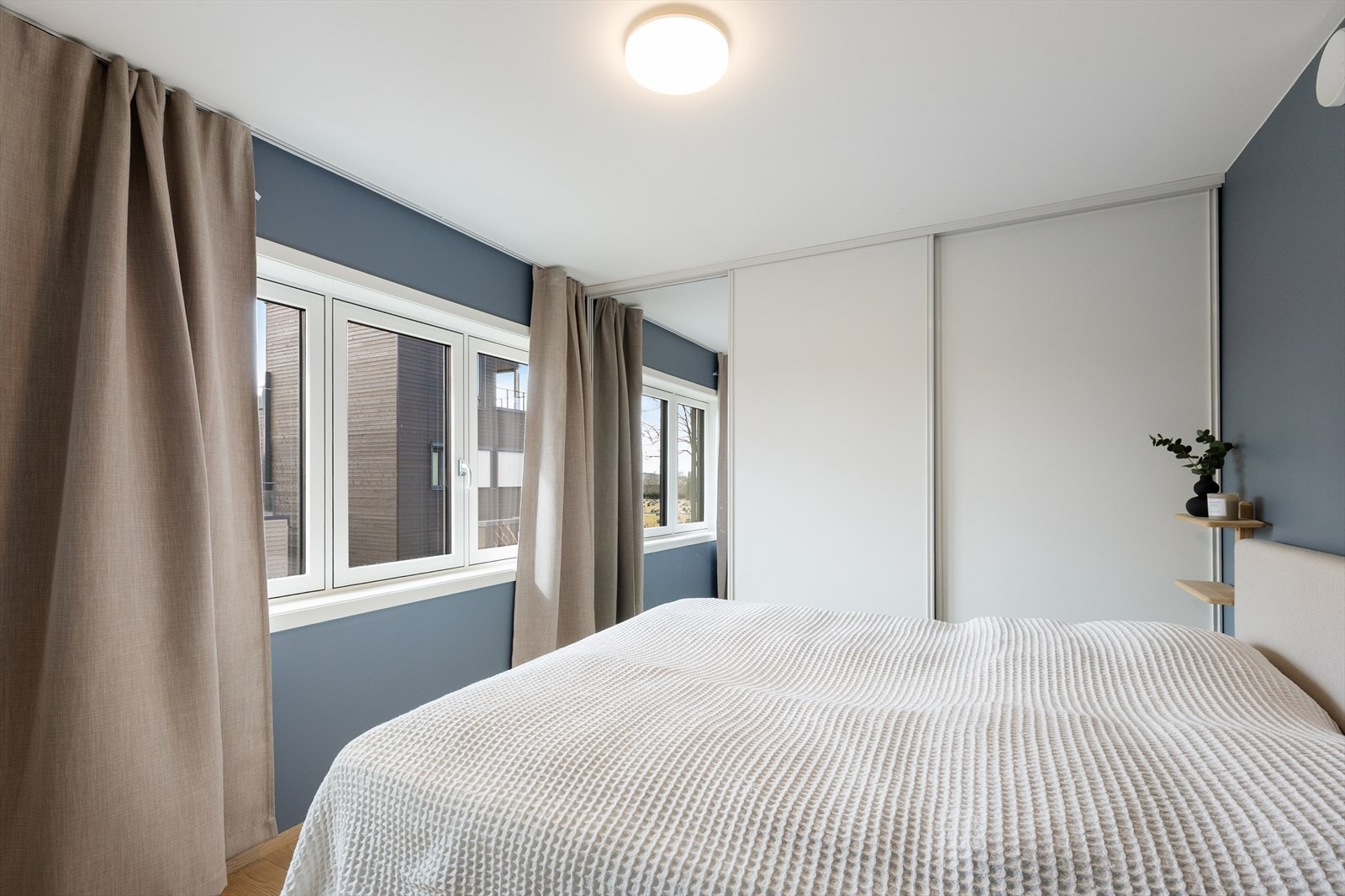 Soverom nr. 1 med skyvedørsgarderobe. Galleribilde
