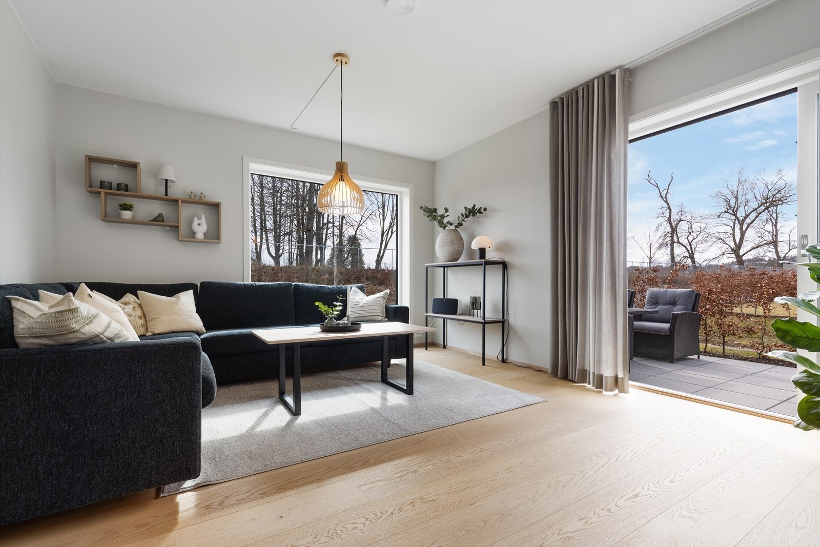 Fra uteplassen er det inngang til stue og kjøkken via en dobbel skyvedør i glass. Velkommen inn! Galleribilde