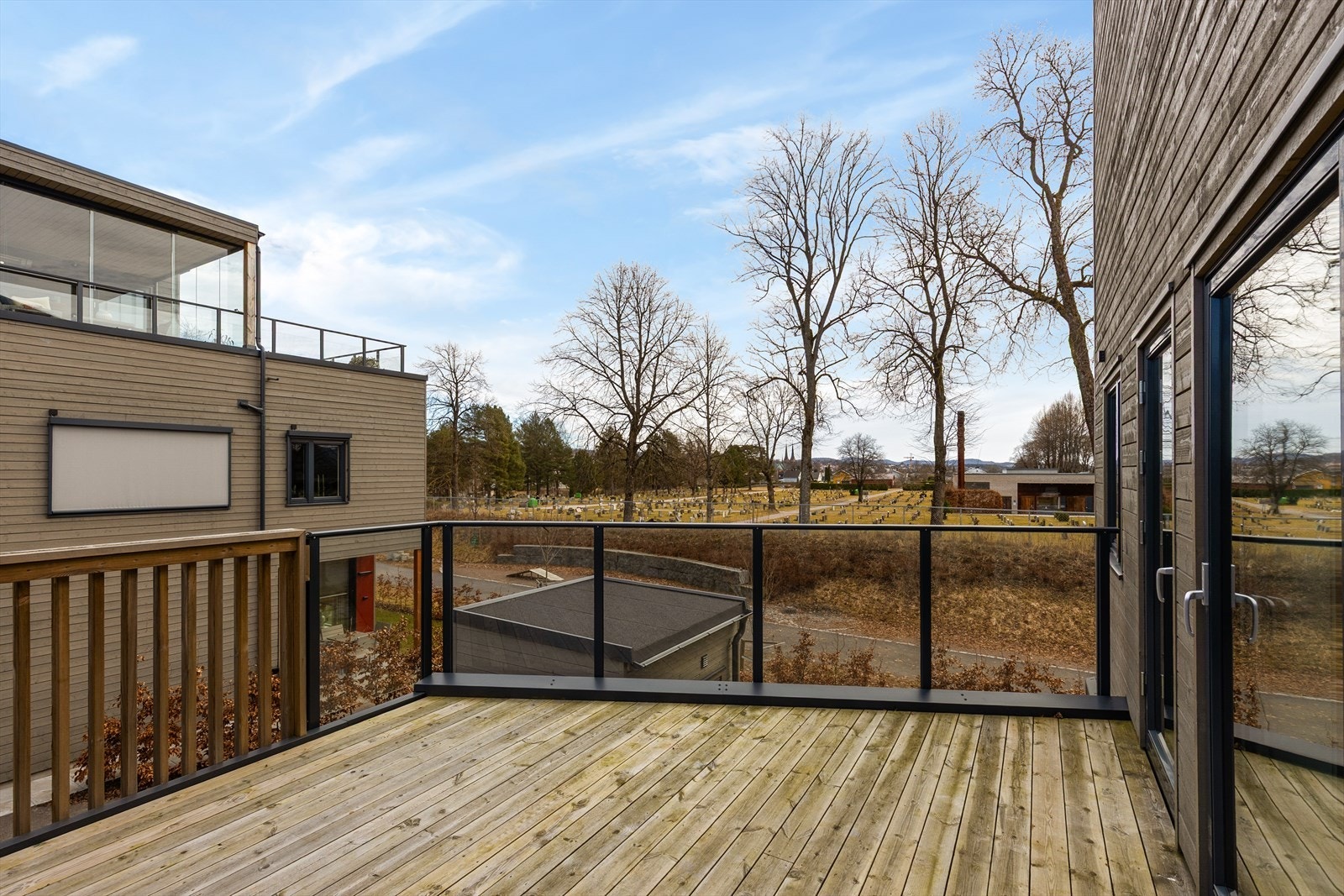 Uteplassen har rekkverk i glass/ aluminium og impregnerte terrassebord. Galleribilde