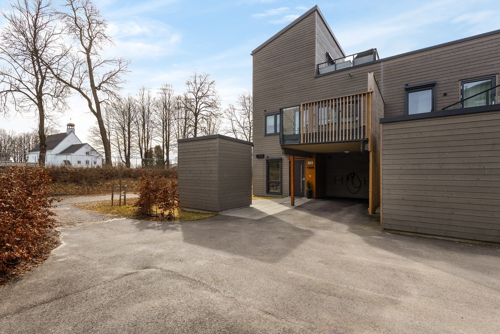 I tilknytning til inngangspartiet har boligen en carport med elbillader. Galleribilde