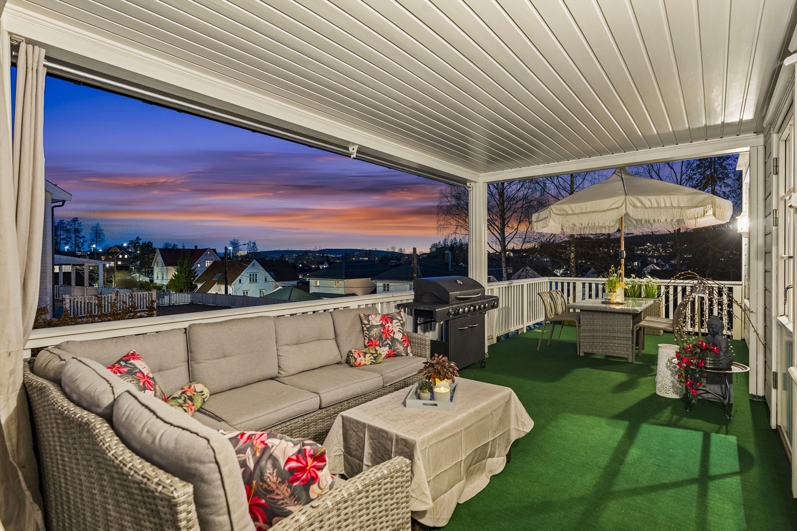 Fantastisk, solrik terrasse med god plass til utemøbler - en perfekt forlengelse av stuen på varme dager. Galleribilde