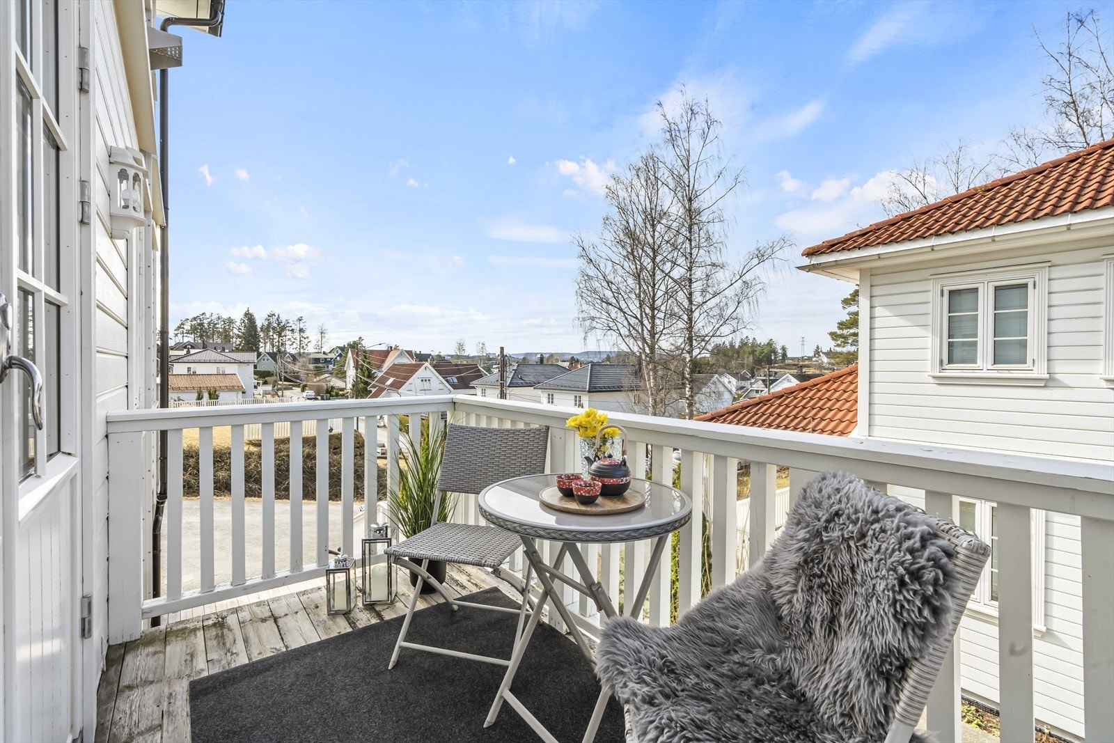 Sjarmerende balkong med utsyn over nærområdet - et hyggelig sted for morgenkaffen. Galleribilde