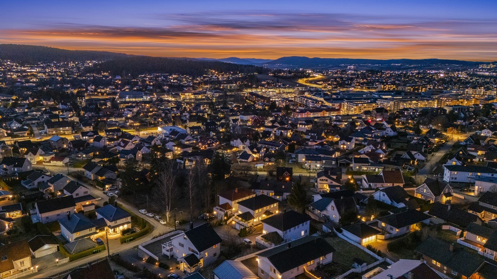 Boligen har en sentral, men likevel tilbaketrukket beliggenhet på Strømmen i Lillestrøm kommune. Galleribilde