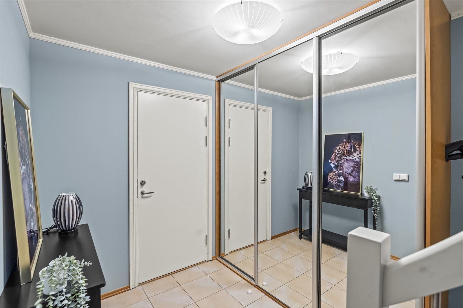 Praktisk gang med skyvedørsgarderobe som gir god oppbevaringsplass. Fra døren er det direkte adkomst til den integrerte garasjen. Galleribilde