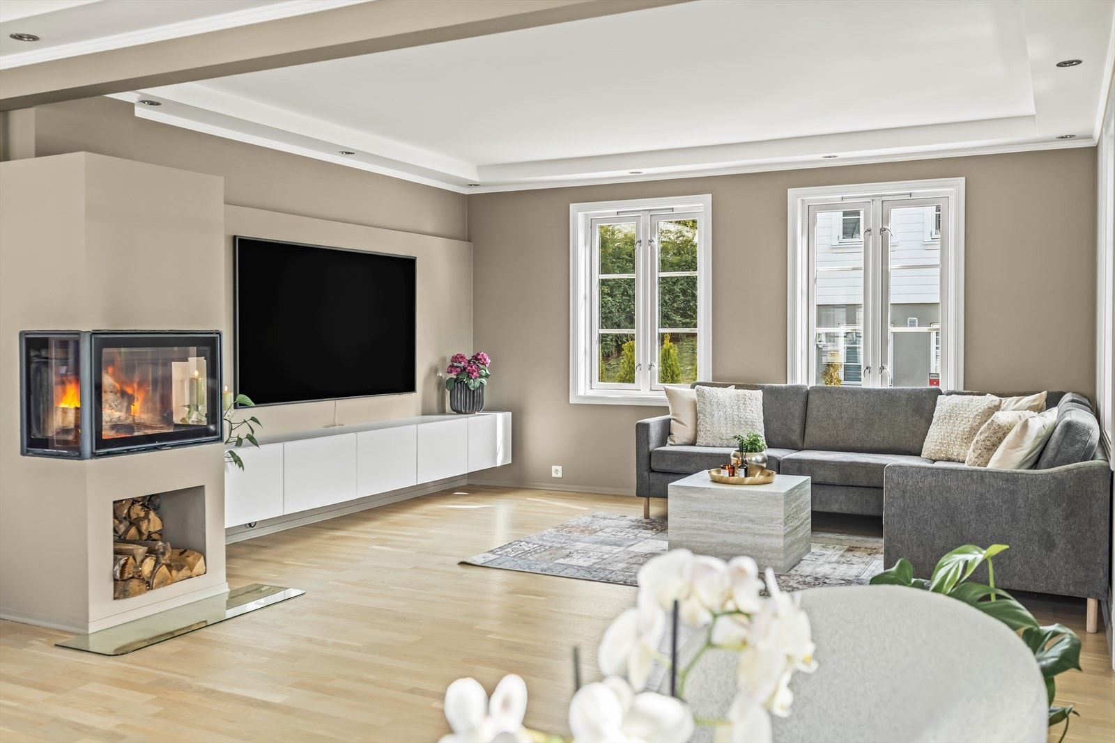 Elegant stue med moderne peis som skaper en lun og eksklusiv atmosfære. Perfekt sted å trekke seg tilbake etter en lang dag. Galleribilde