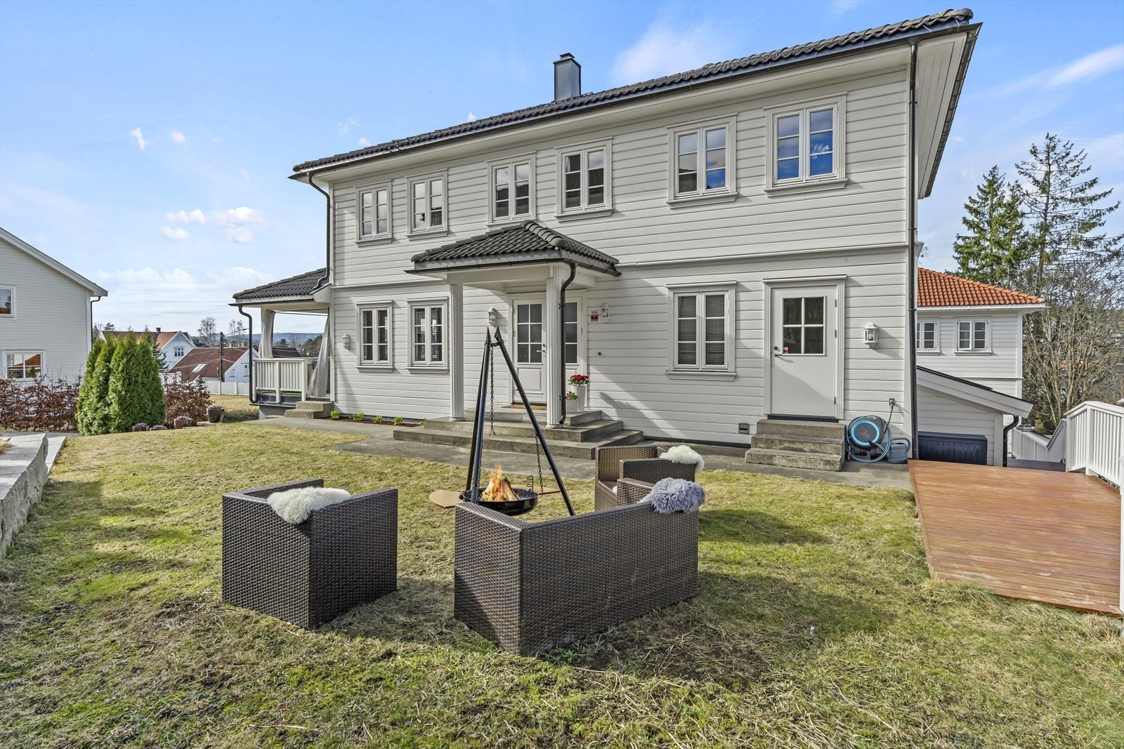 Boligen byr på solrike uteplasser i form av både terrasser og hage. I hagen er det god boltringsplass for både to- og firbeinte. Galleribilde