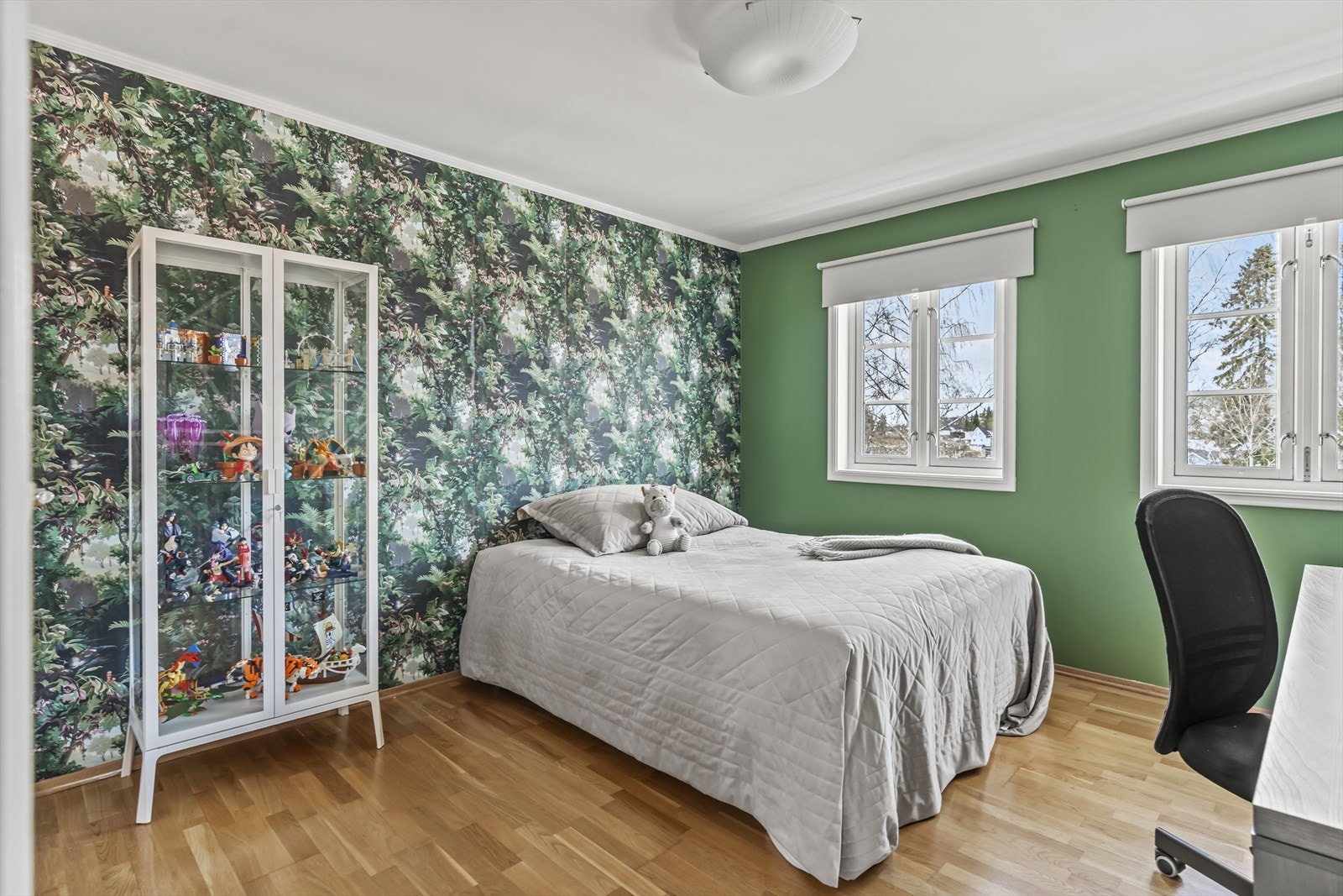 Sjarmerende soverom med personlig preg og god plass til både seng og oppbevaring. Galleribilde