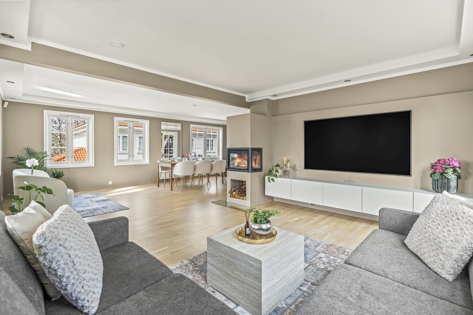 Delikat oppholdsrom med god plass til stor sofagruppe - ideelt for hyggelige kvelder med familie og venner. Galleribilde