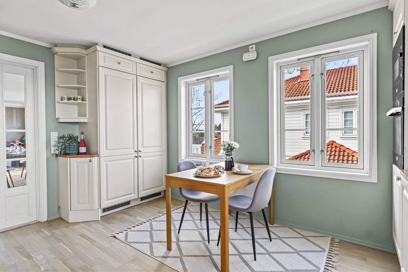 Det er god plass til en hyggelig spisegruppe på kjøkkenet - perfekt for uformelle måltider i hverdagen. Galleribilde