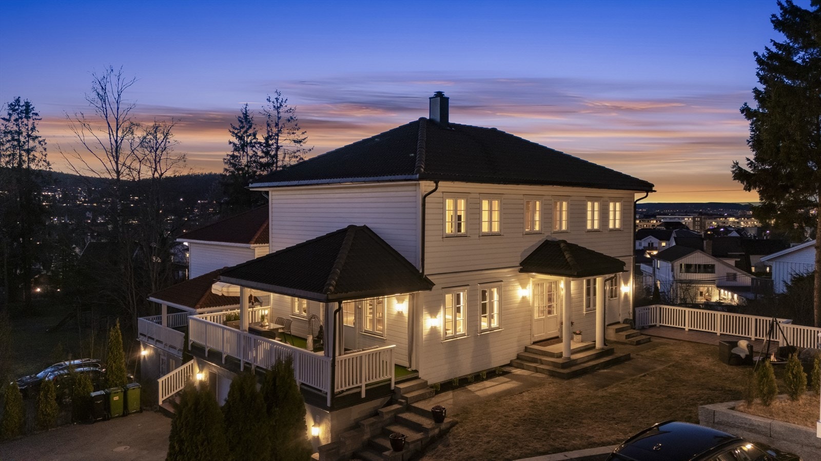 Flott beliggenhet i et attraktivt villaområde på Strømmen - en sjelden mulighet til å sikre seg en innholdsrik og herskapelig enebolig over tre plan. Galleribilde
