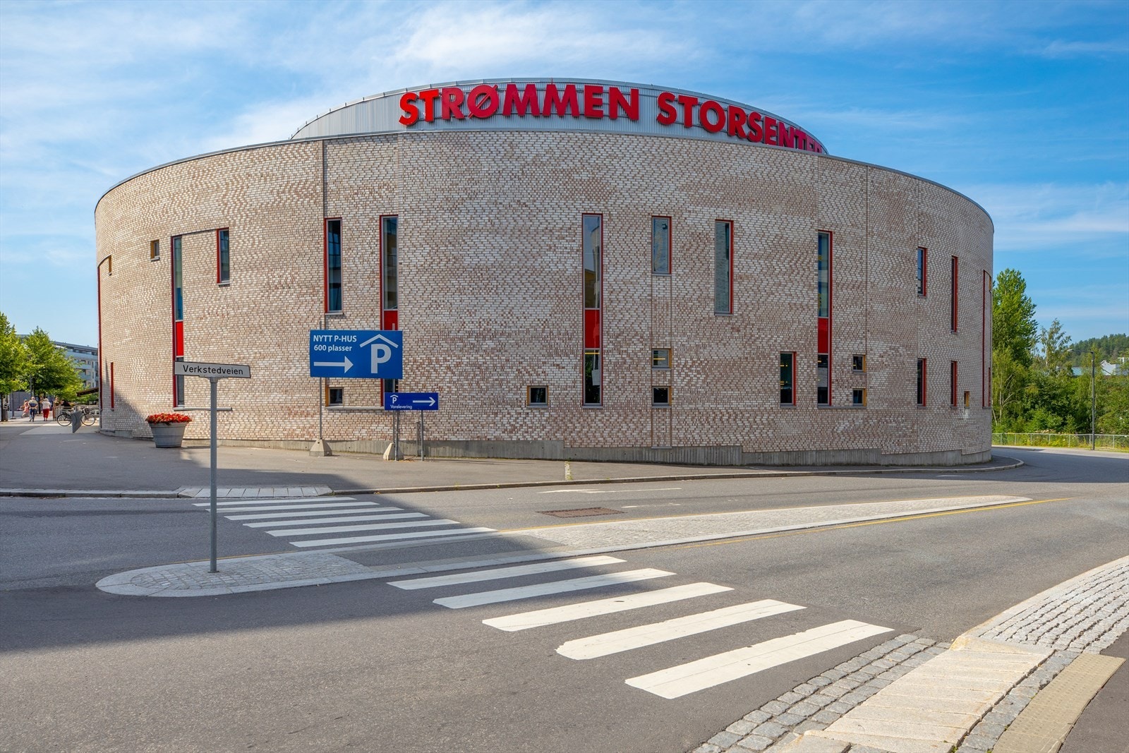 Kort vei til Strømmen storsenter som er et av Norges mest innholdsrike kjøpesentre. Galleribilde