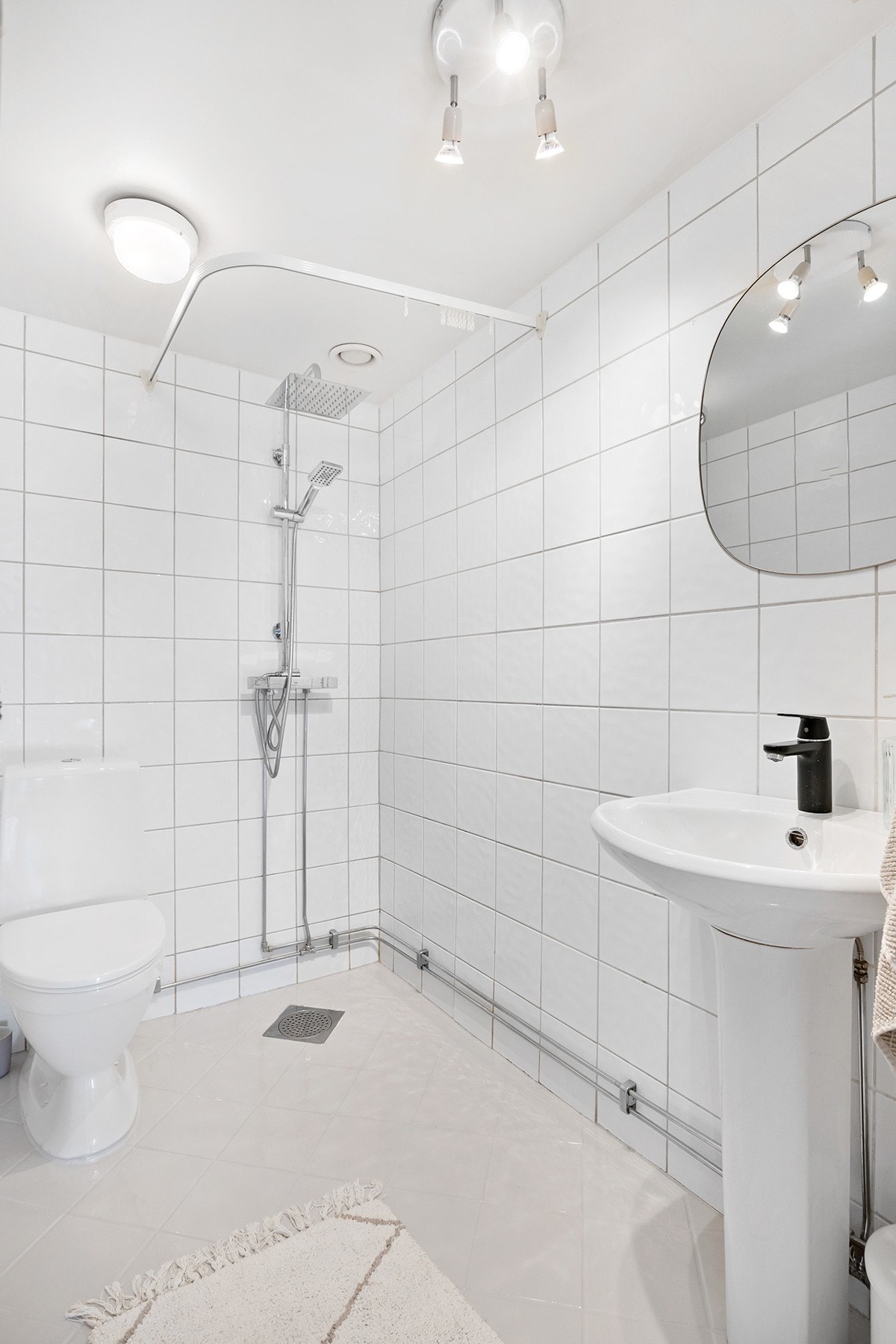 Badet er flislagt og har elektriske varmekabler i gulv Galleribilde