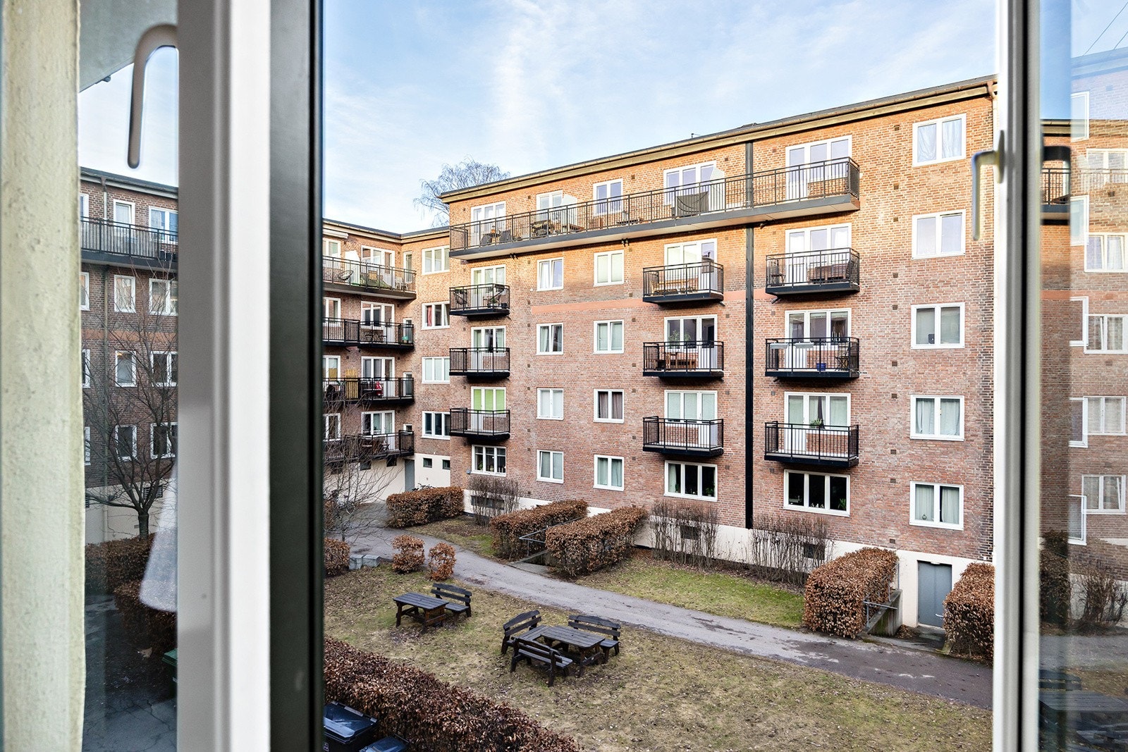 Utsikt mot bakgård fra soverom Galleribilde