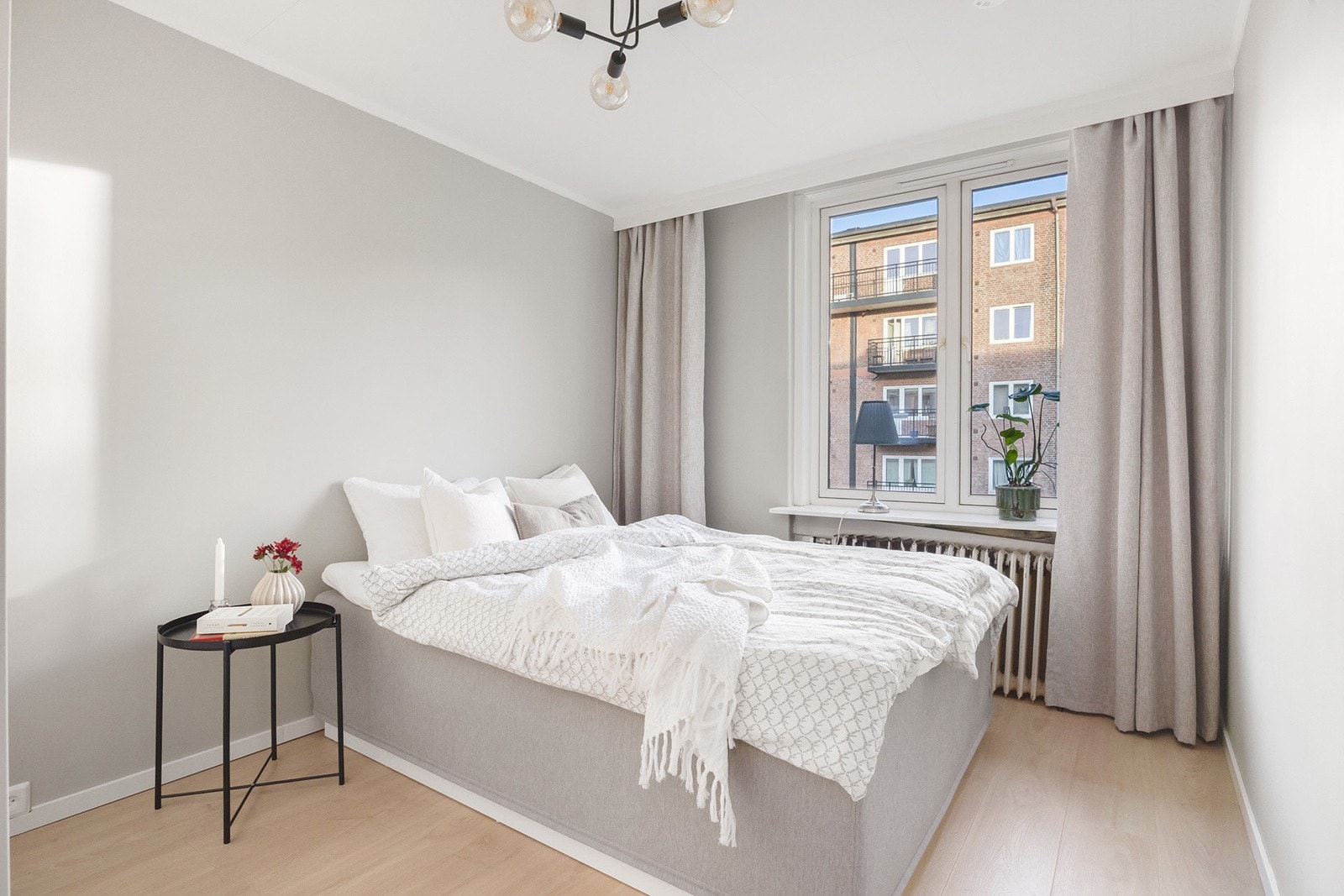 Lyst og romslig soverom med god plass til dobbelseng og nattbord. Galleribilde