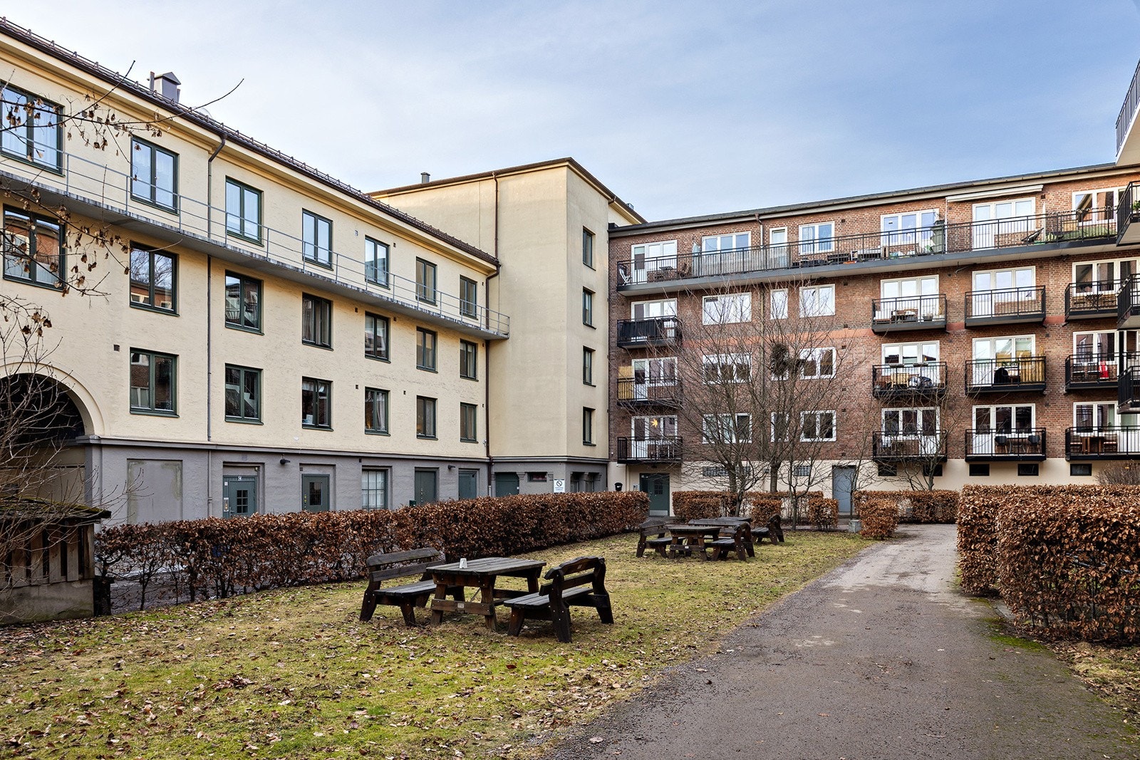 Fasade og hyggelig bakgård Galleribilde