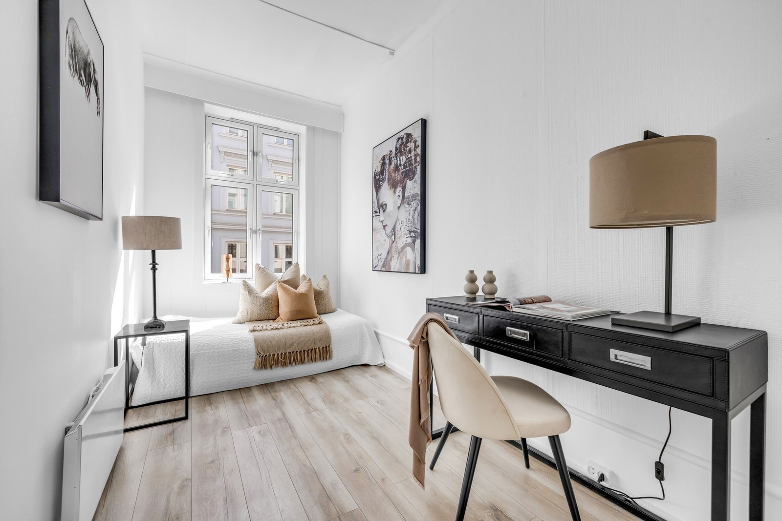 Soverom 2 har plass til dobbeltseng, nattbord og garderobeskap. Galleribilde