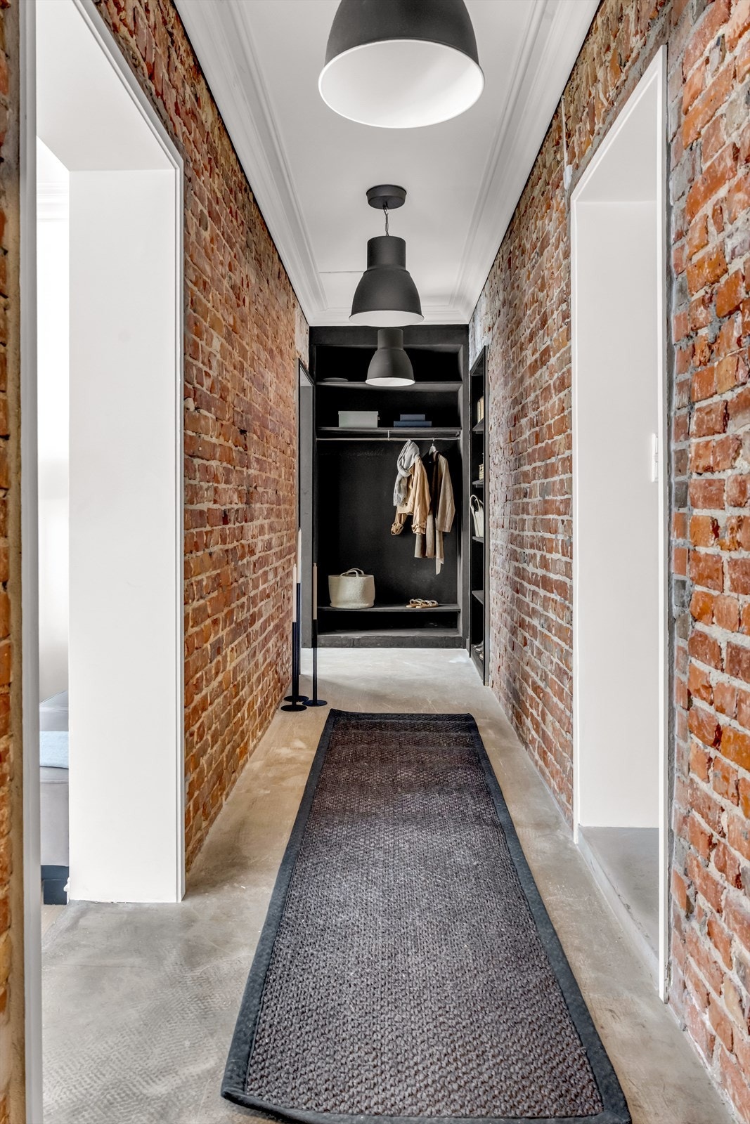 Du kommer inn i en lys og innbydende entré som fungerer som et bindeledd mellom leilighetens rom. Galleribilde