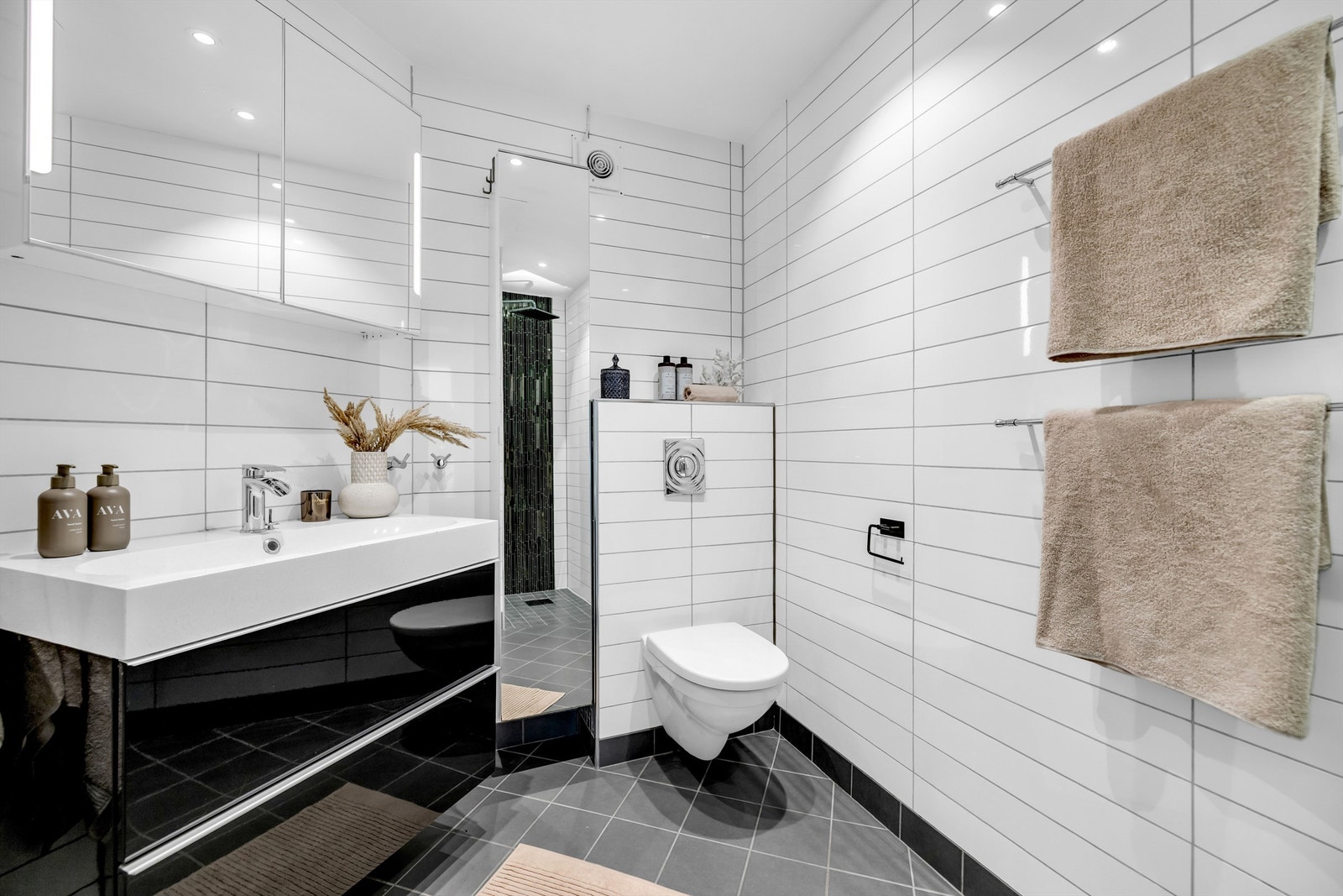 Delikat flislagt bad med elektrisk gulvvarme for en behagelig start på dagen. Badet ble oppgradert i 2013. Galleribilde