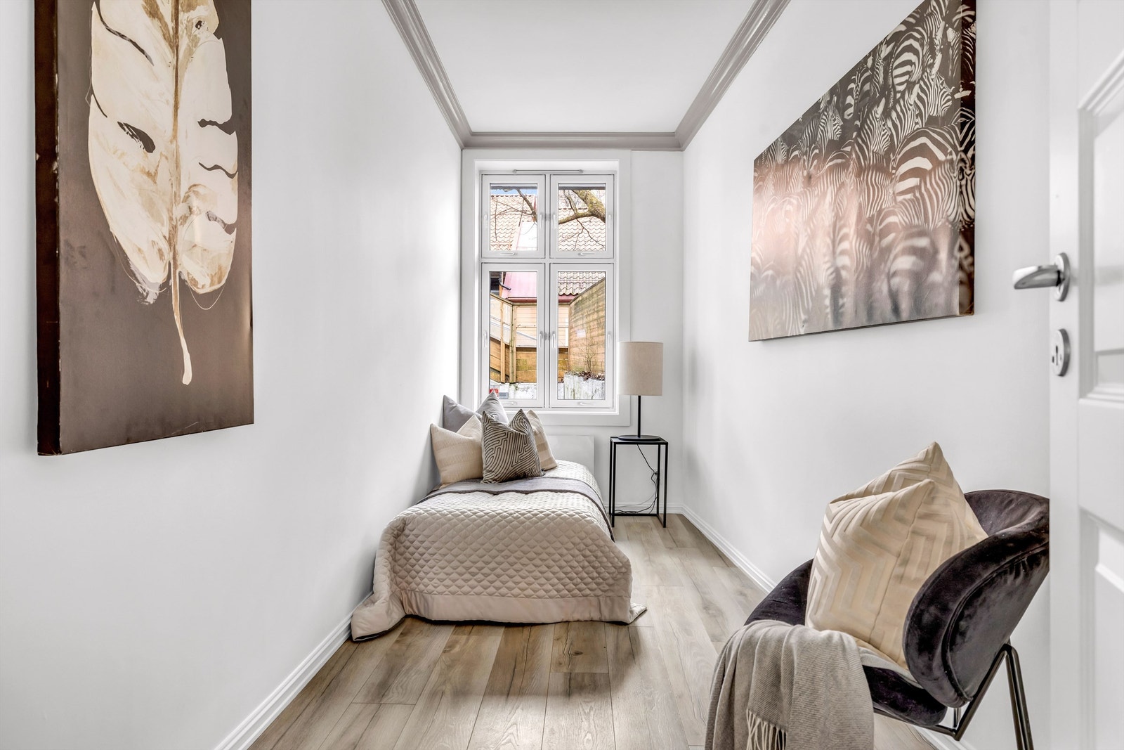 Leiligheten har tre gode soverom. Dette er med adkomst fra kjøkkenet og har plass til seng og garderobeskap. Galleribilde