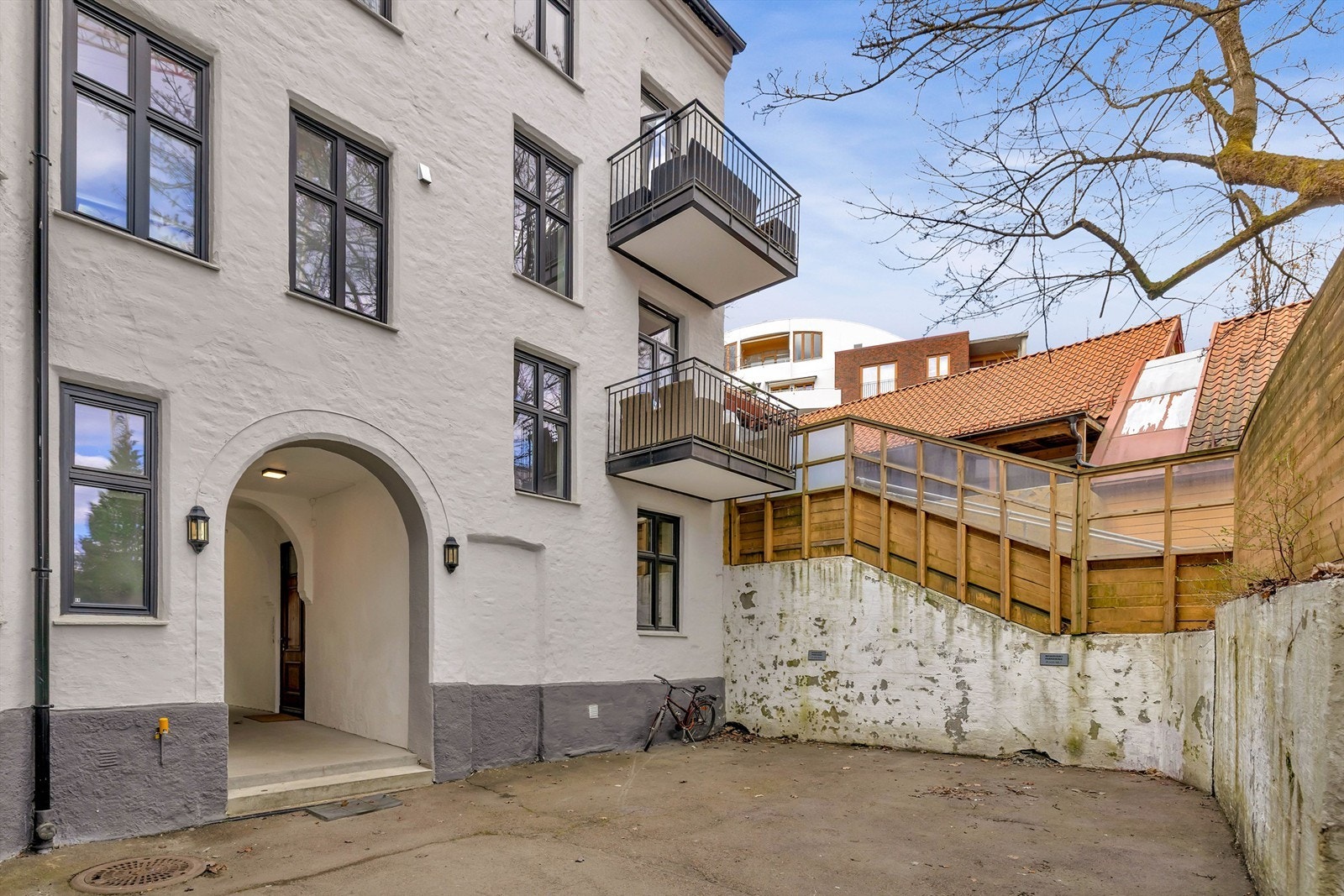 Bakgård. Galleribilde