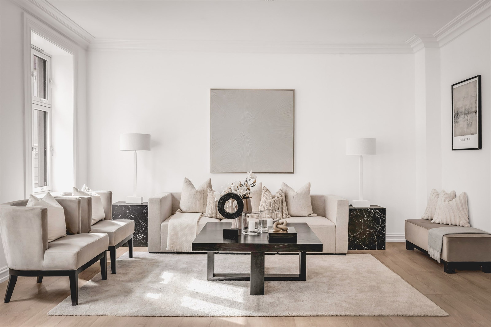 Det er god plass til å innrede med sofagruppe og tilhørende salongbord. Galleribilde
