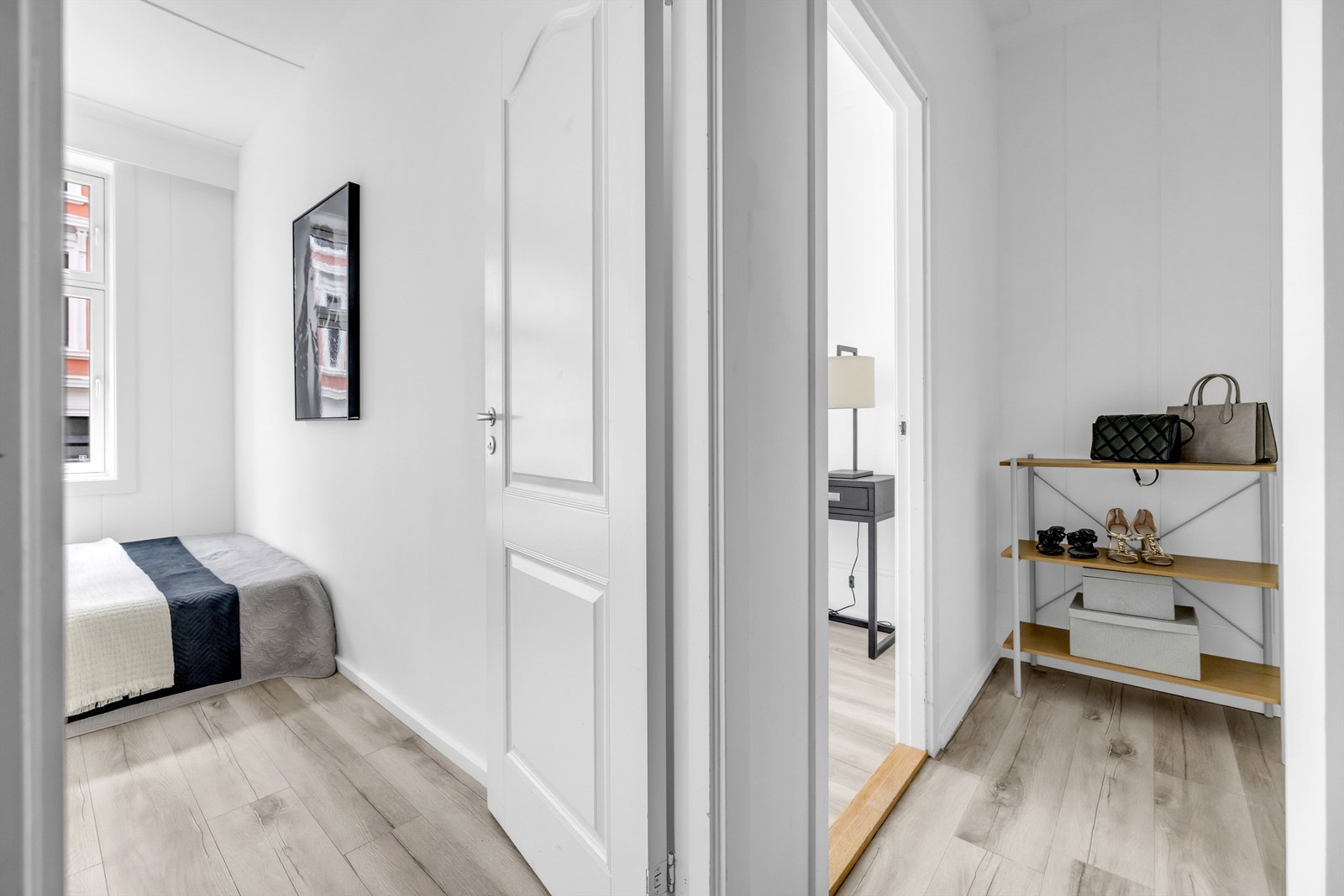Her er det god plass til å sette inn garderobeskap dersom man skulle ha behov for ekstra oppbevaring. Galleribilde