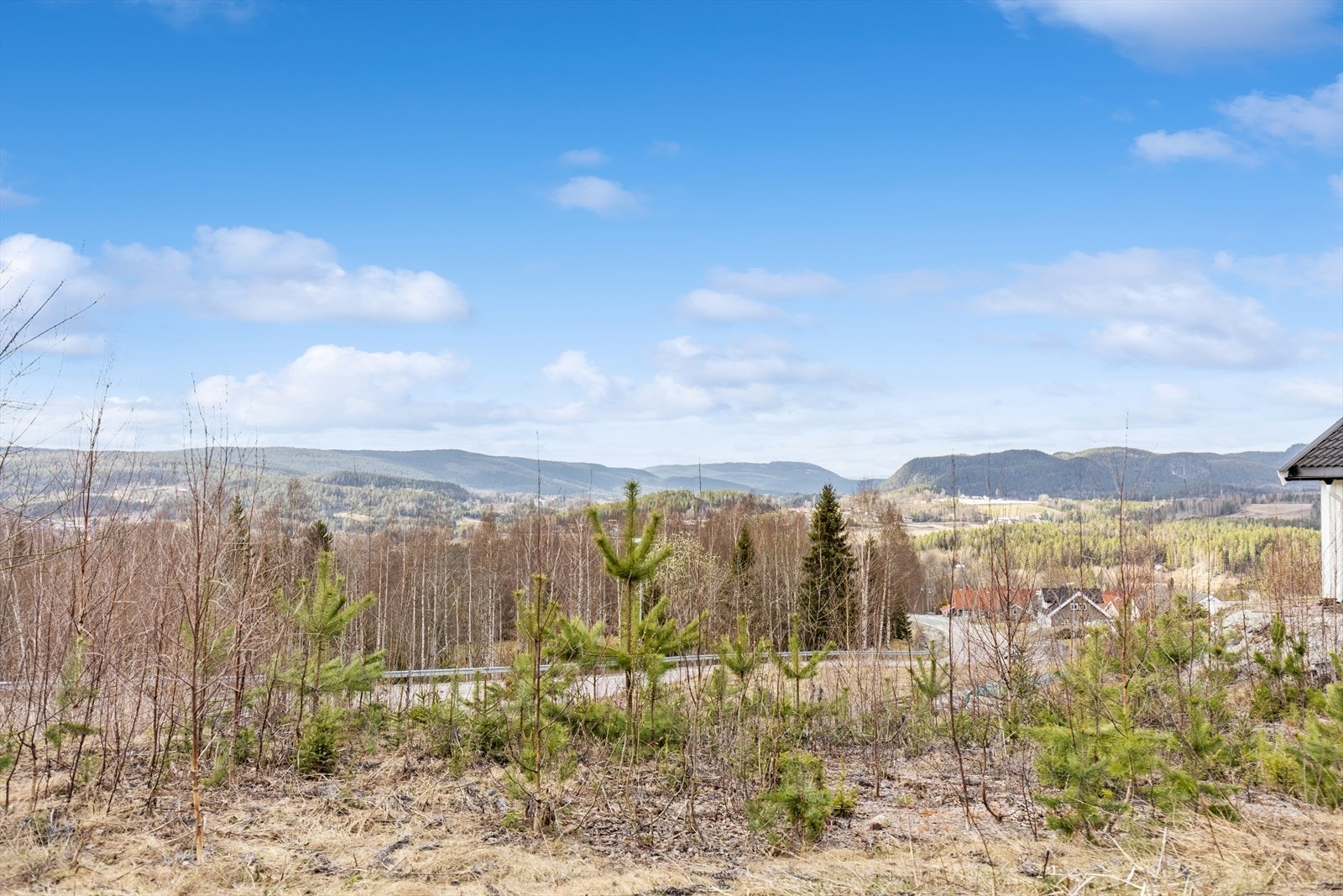 I nærområdet finnes det golfbane ved Modum Golfklubb, Vikersundsbakken og idrettsanlegg kun en kort kjøretur unna. Galleribilde