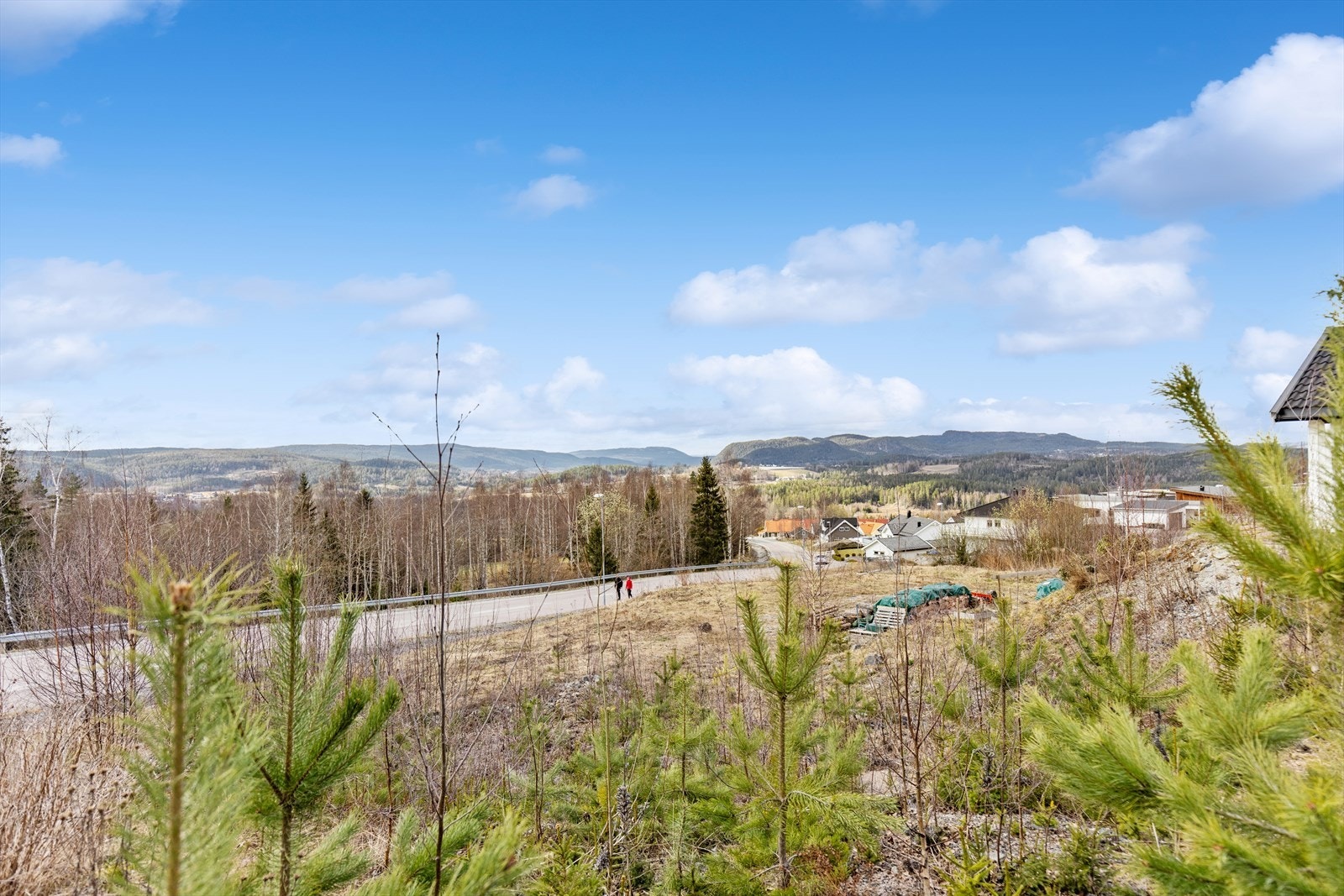 Utsikten fra tomten over de flotte omgivelsene og omkringliggende landskap. Galleribilde
