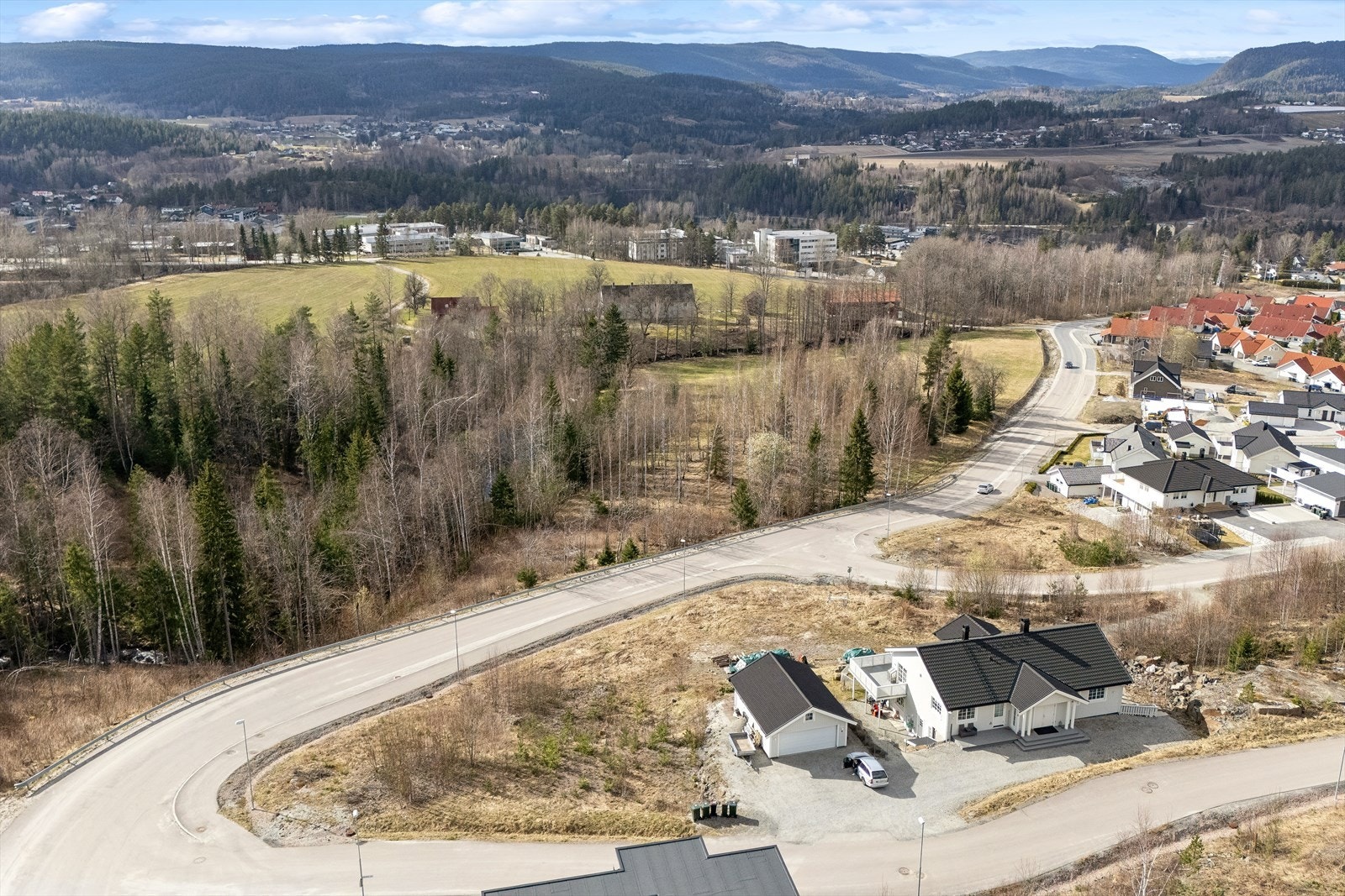 Herfra er det kort avstand til flotte turstier som Glomsrudkollen og Moane med fine turmuligheter. Galleribilde