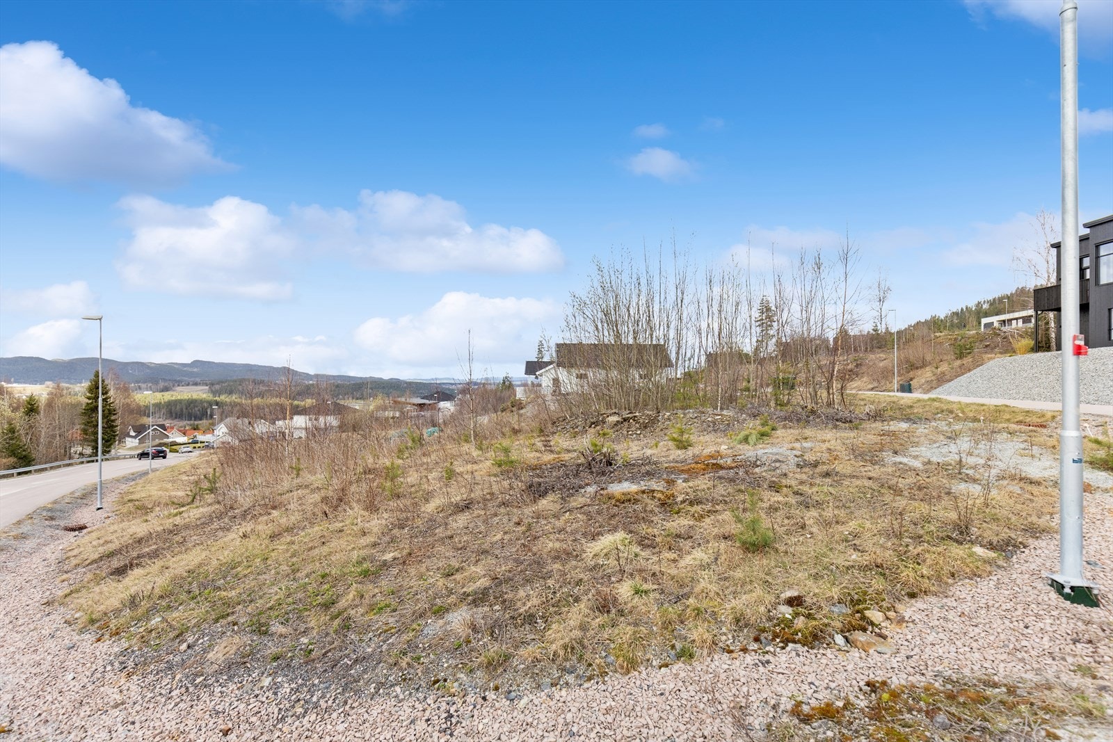 Tomten er en råtomt på 1012.2kvm med noe buskvekst og gress i skrånende terreng. Galleribilde