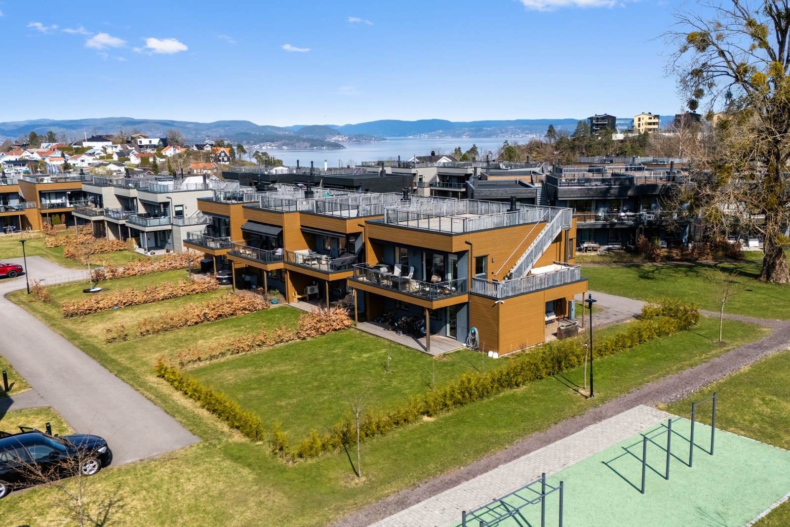 Velkommen til Eikelund 45! Et moderne og energieffektivt enderekkehus fra 2022, beliggende i det etablerte og rolige boligområdet på Mistelpark i Holmestrand Galleribilde