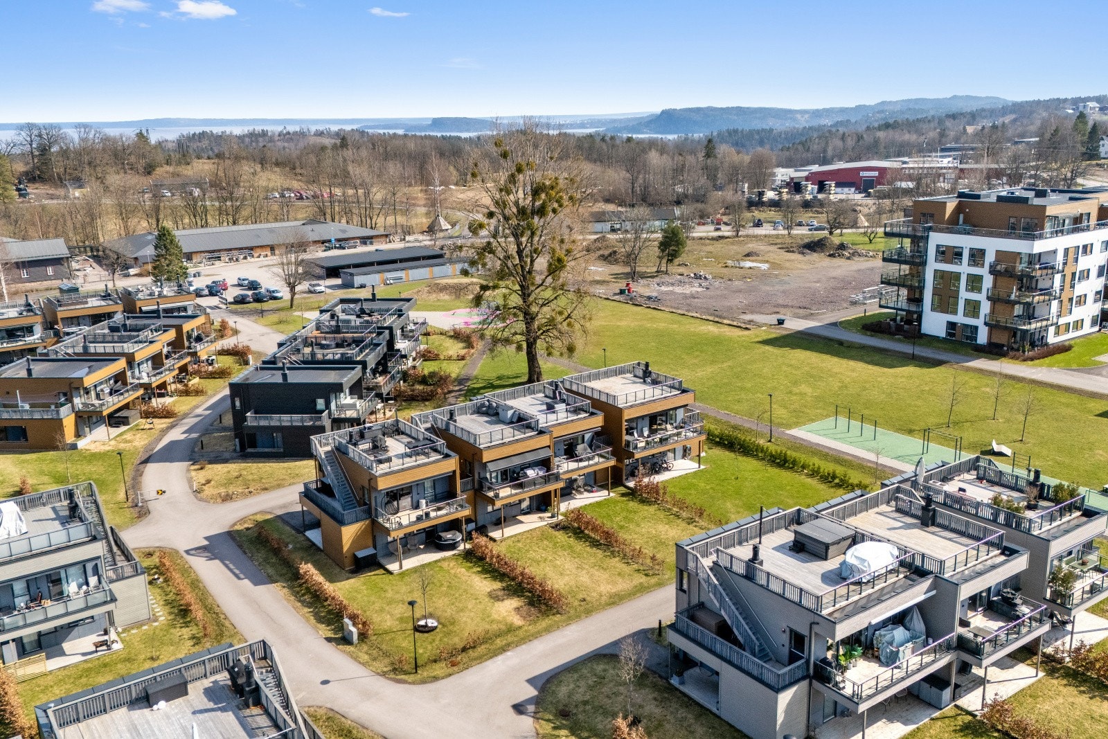 Mistepark er et moderne boligprosjekt som kombinerer rekkehus og leiligheter med grønne, luftige fellesområder. Galleribilde